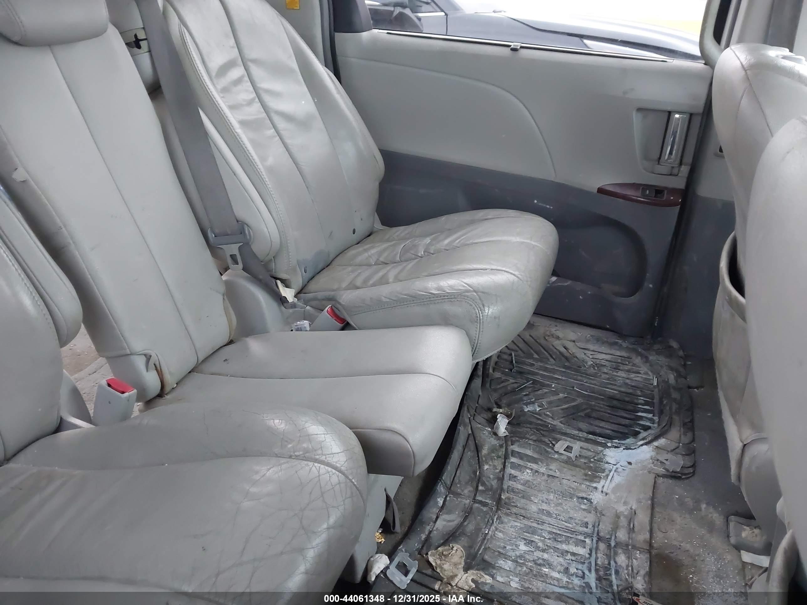 TOYOTA SIENNA image 8