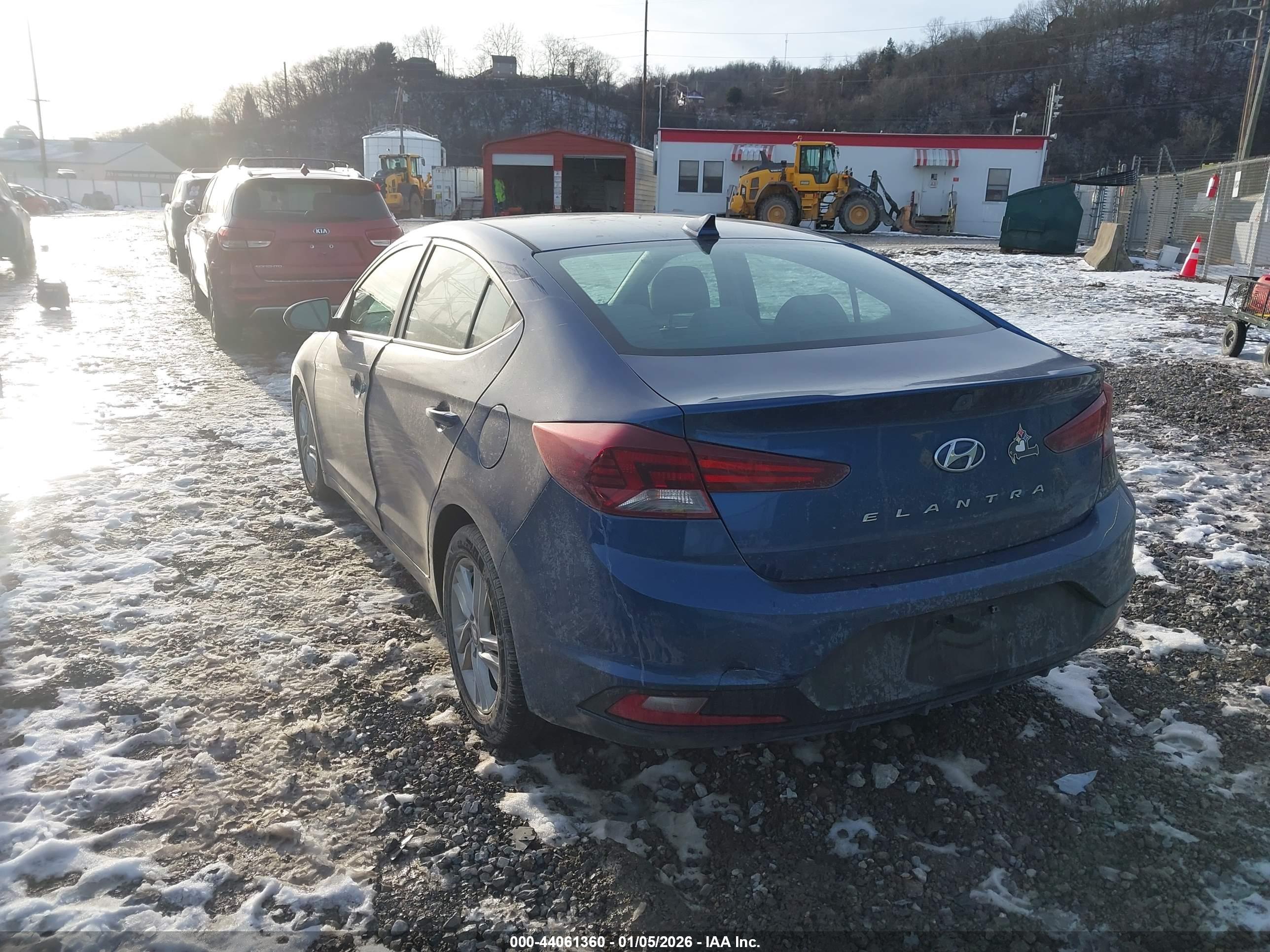 HYUNDAI ELANTRA image 3
