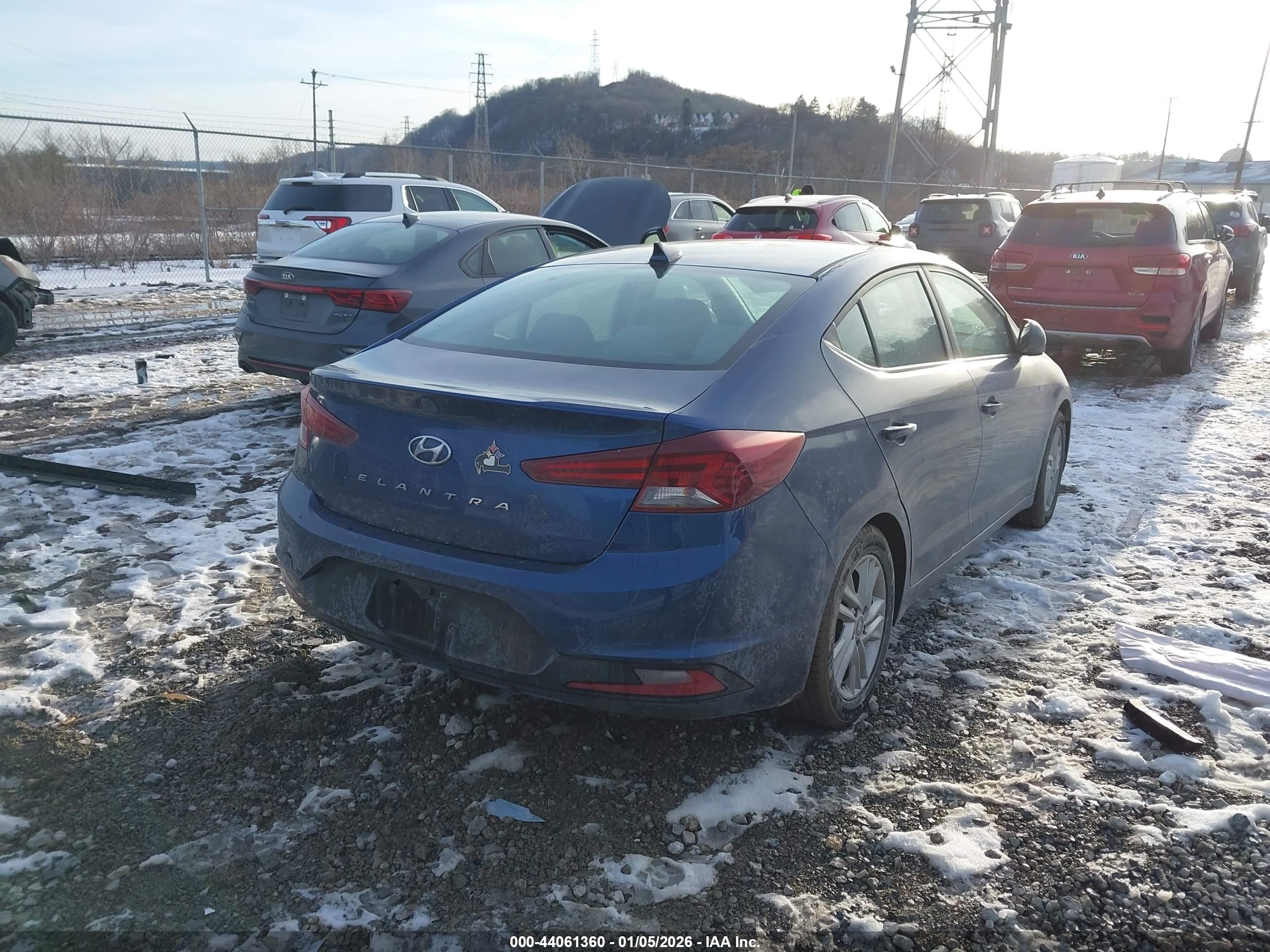 HYUNDAI ELANTRA image 4