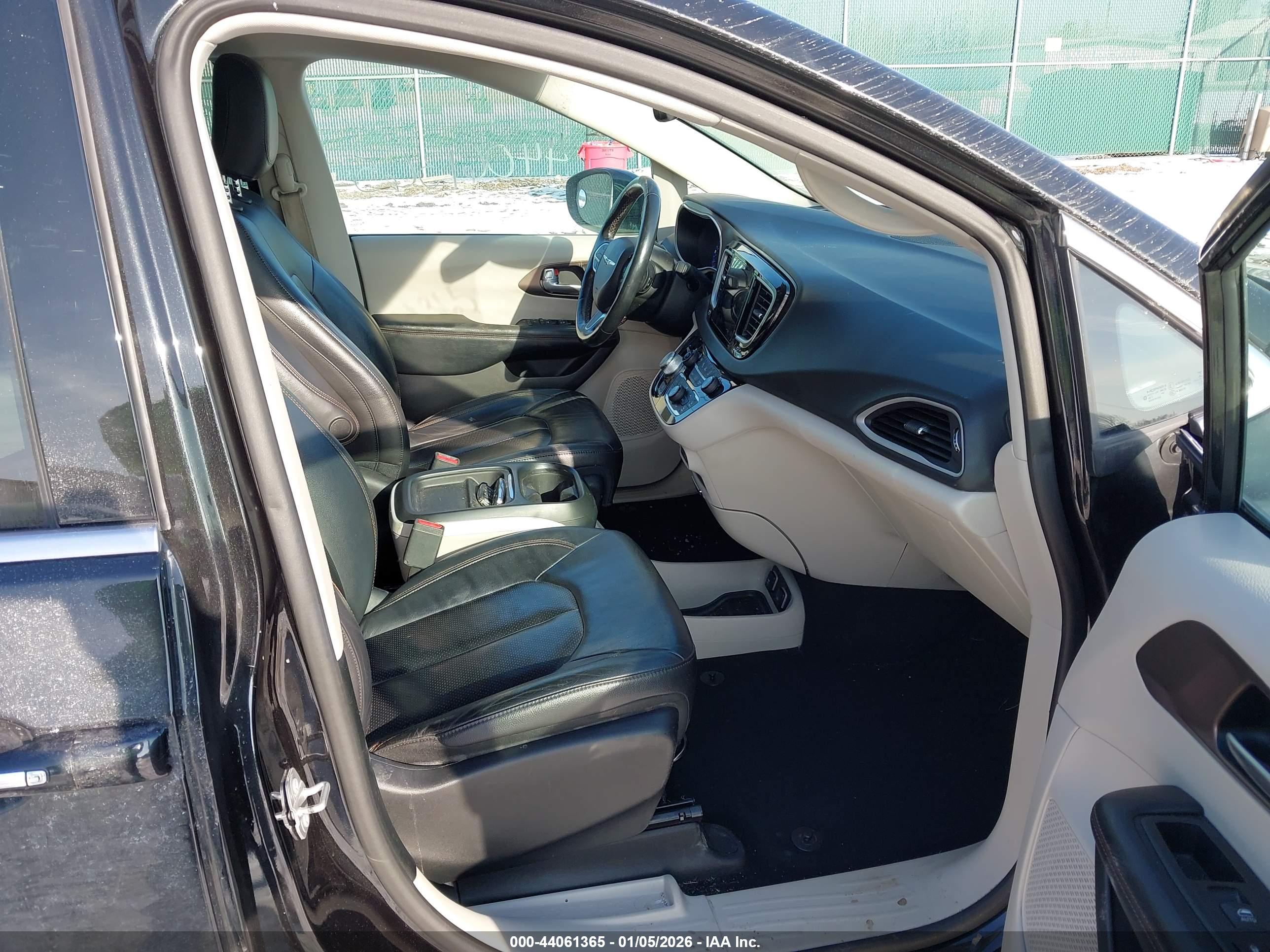 CHRYSLER PACIFICA image 5