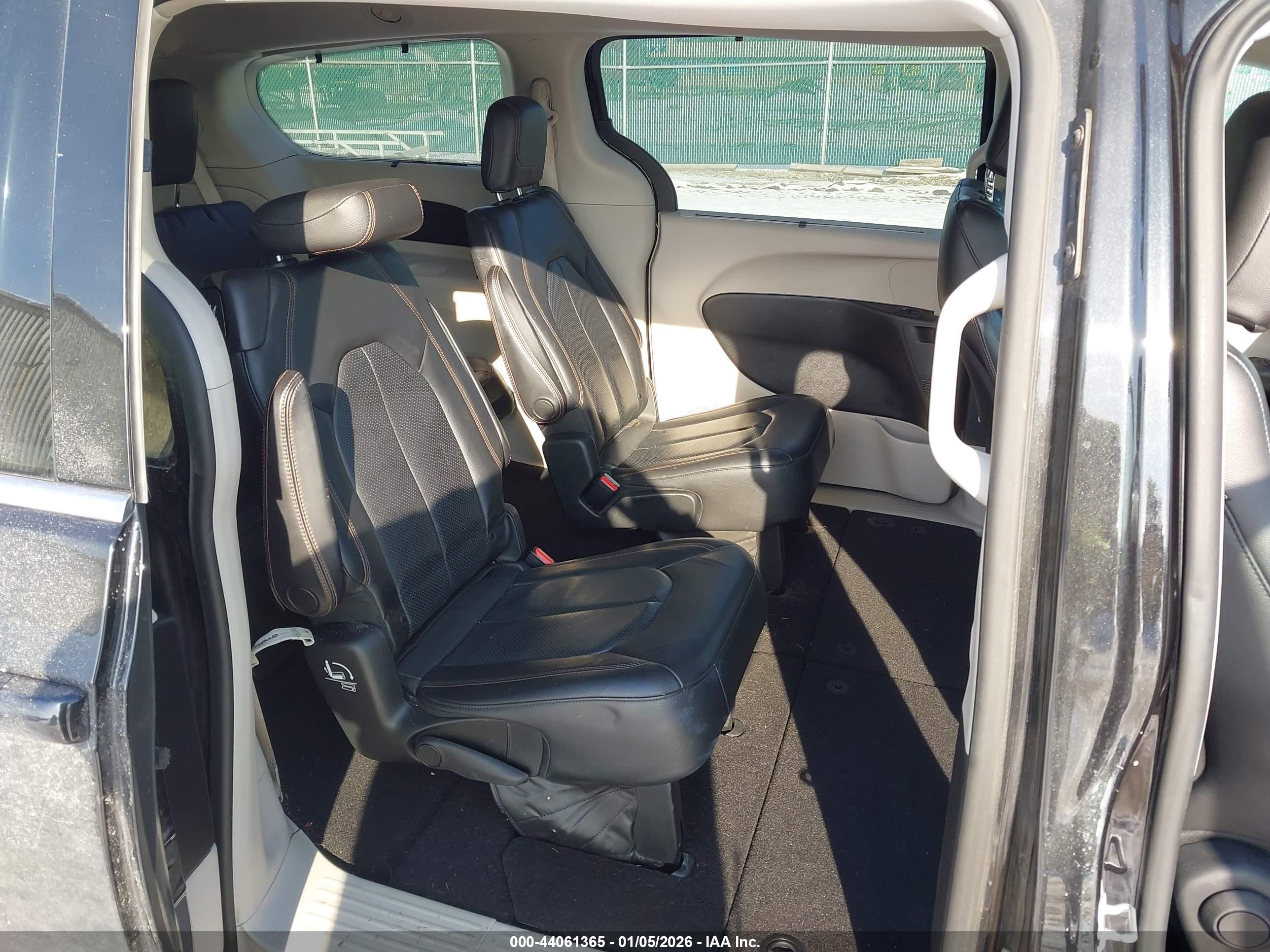 CHRYSLER PACIFICA image 8