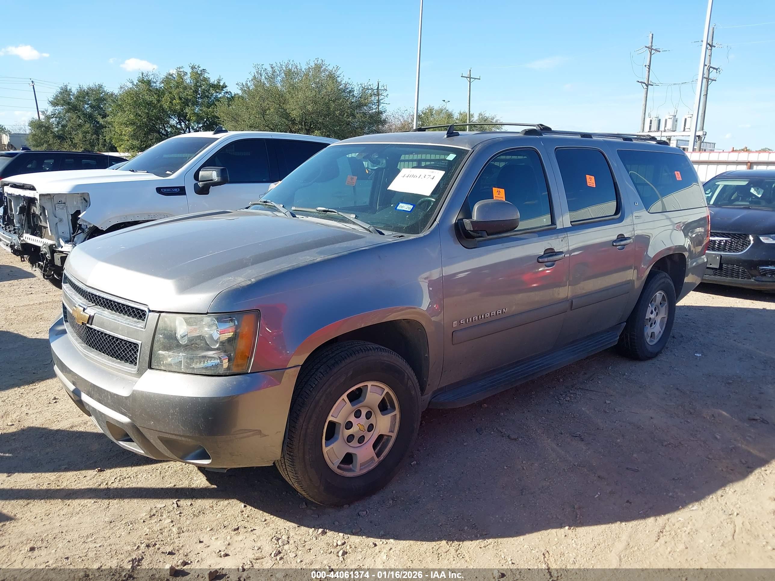 CHEVROLET SUBURBAN image 2