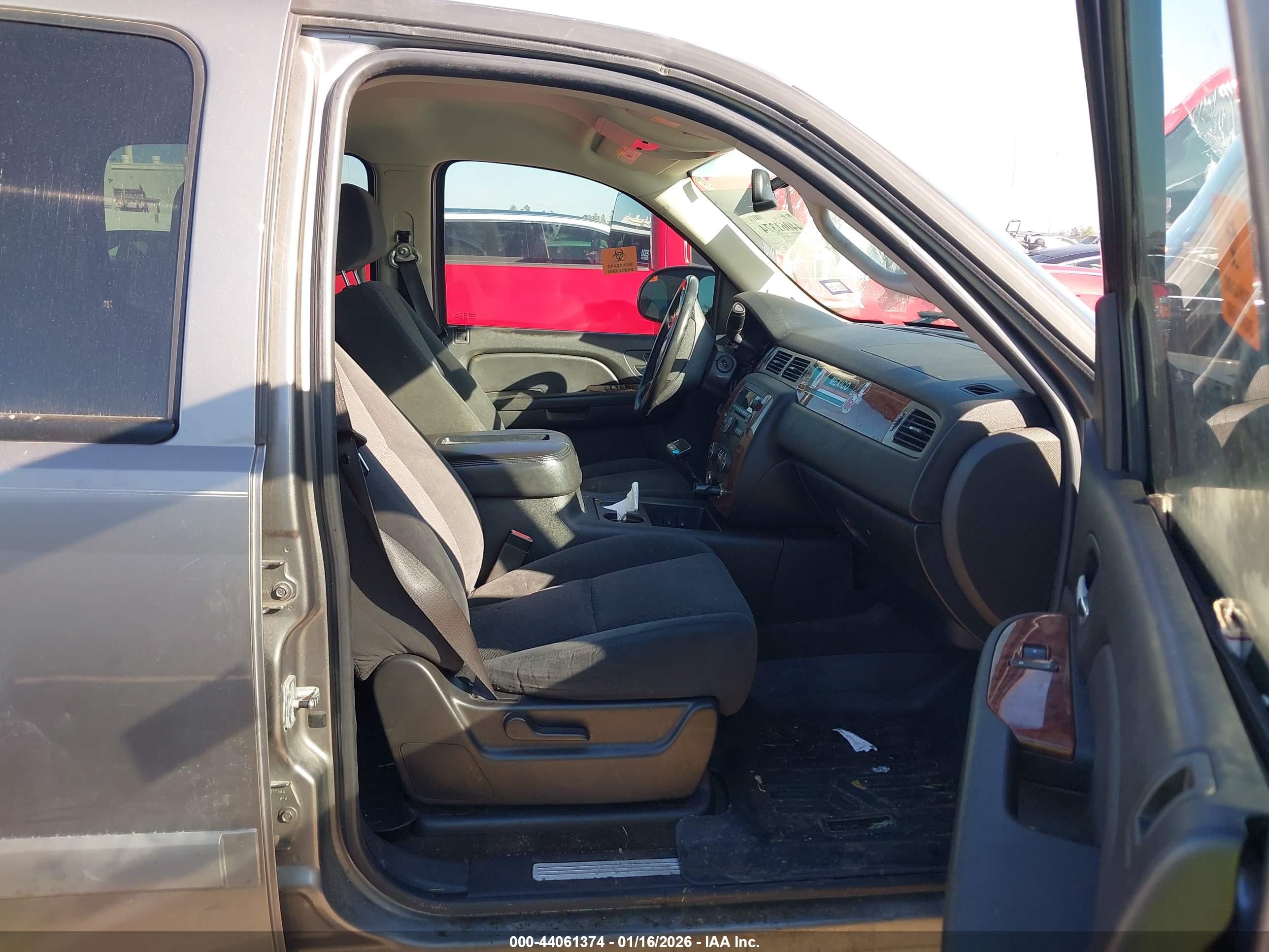 CHEVROLET SUBURBAN image 5