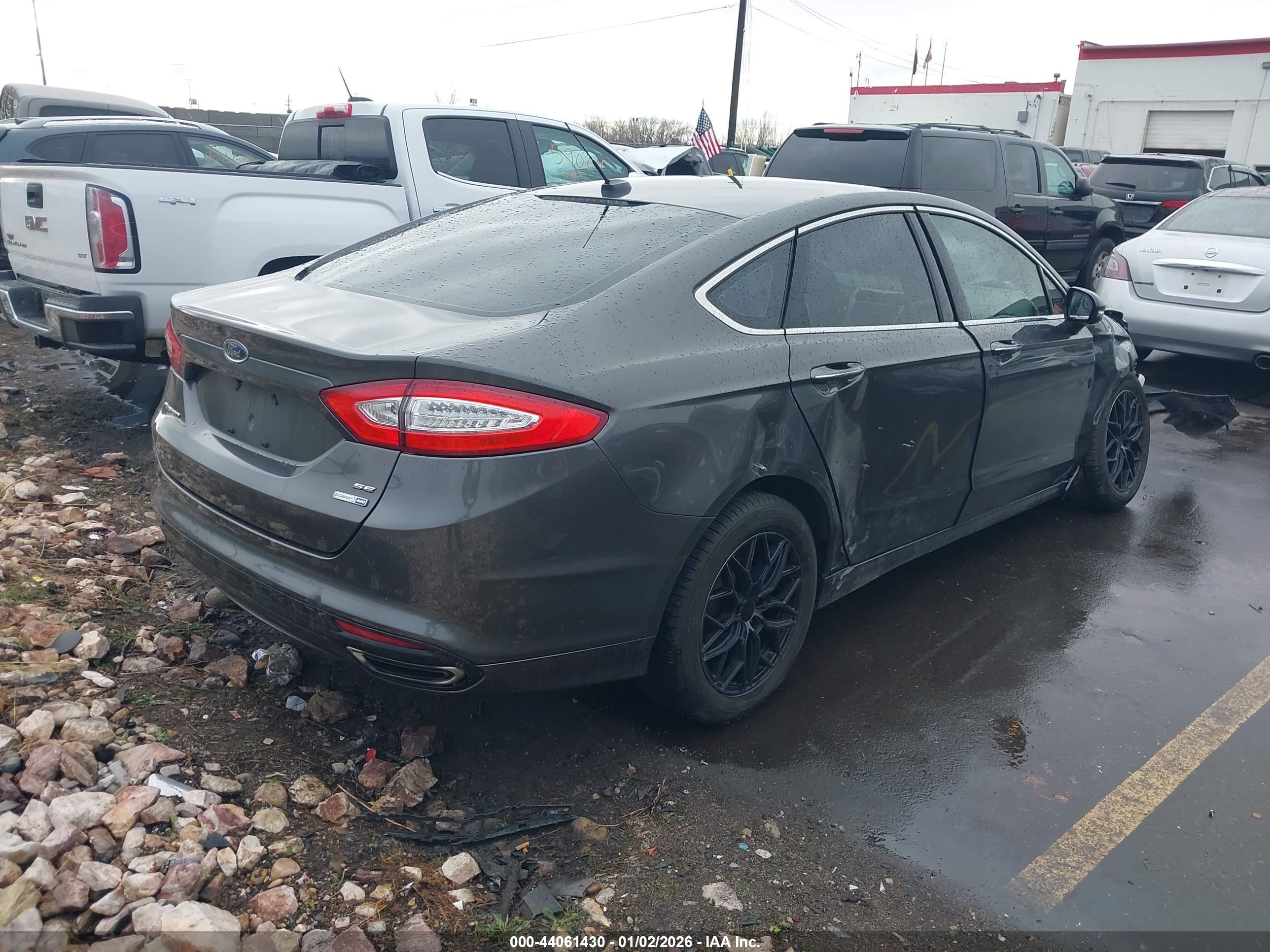 FORD FUSION image 4