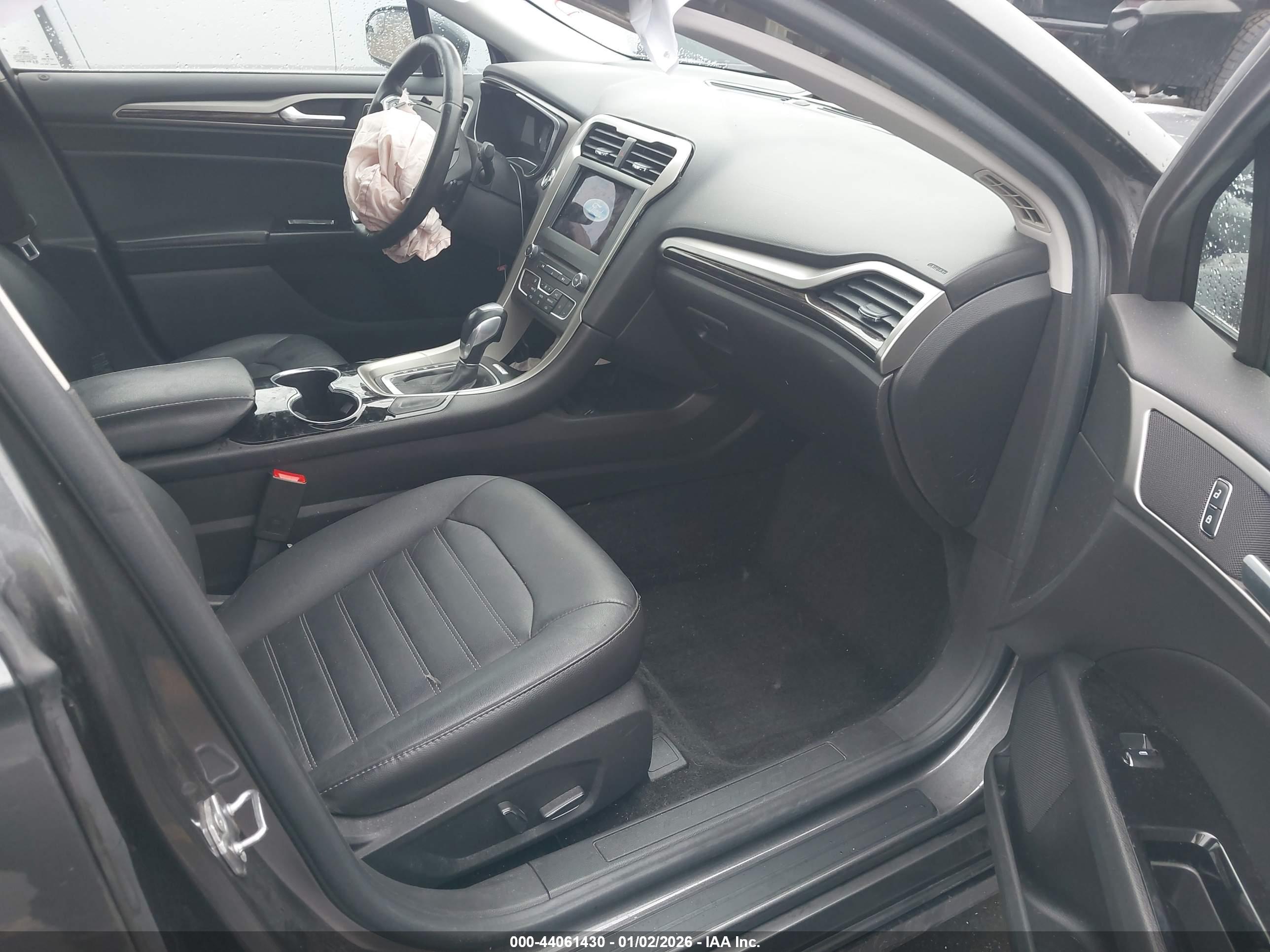 FORD FUSION image 5