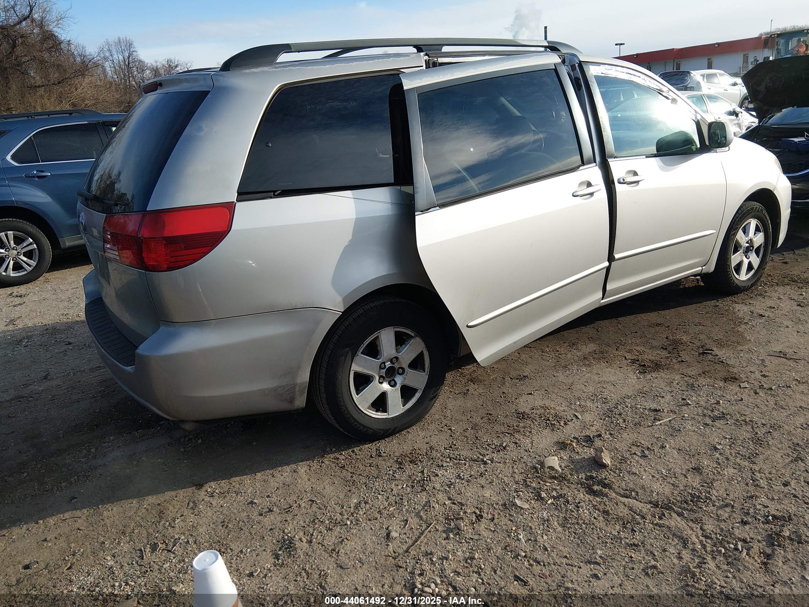 TOYOTA SIENNA image 4