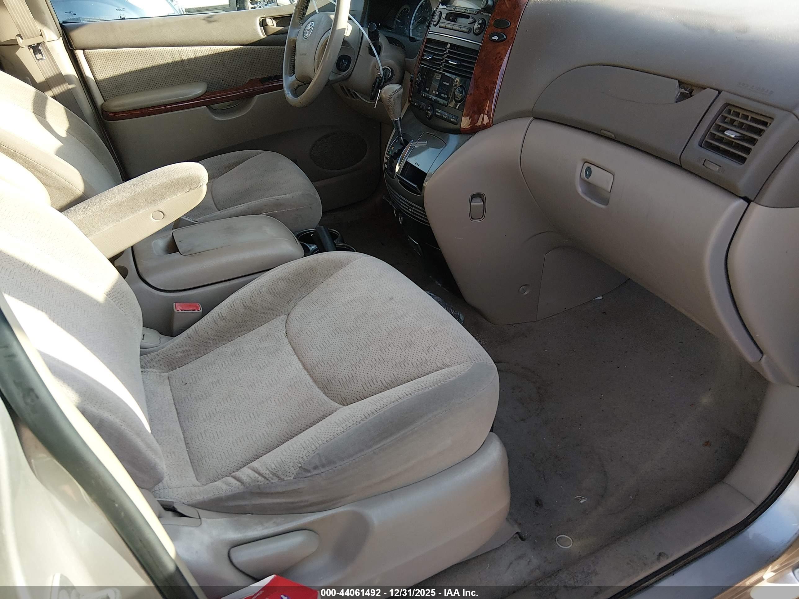 TOYOTA SIENNA image 5