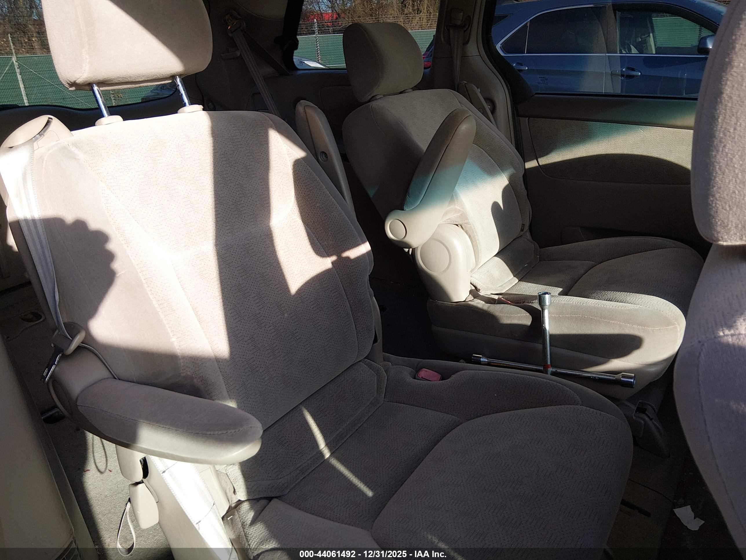 TOYOTA SIENNA image 8