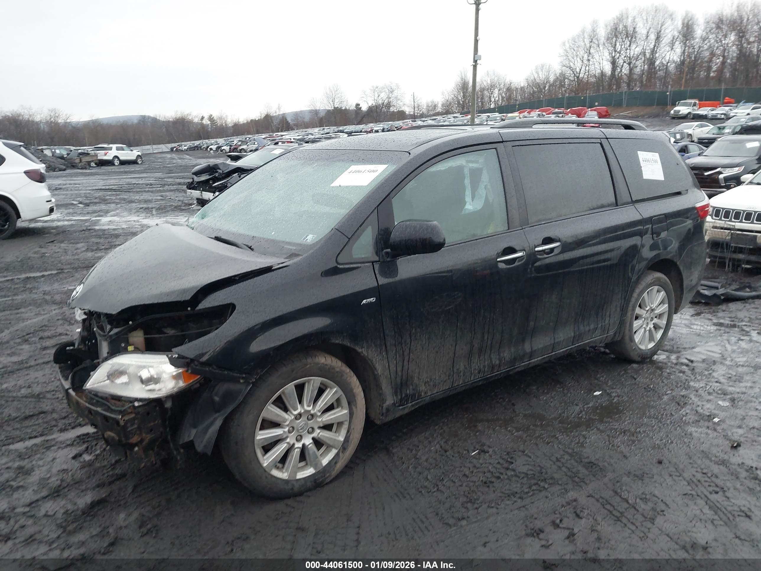 TOYOTA SIENNA image 2