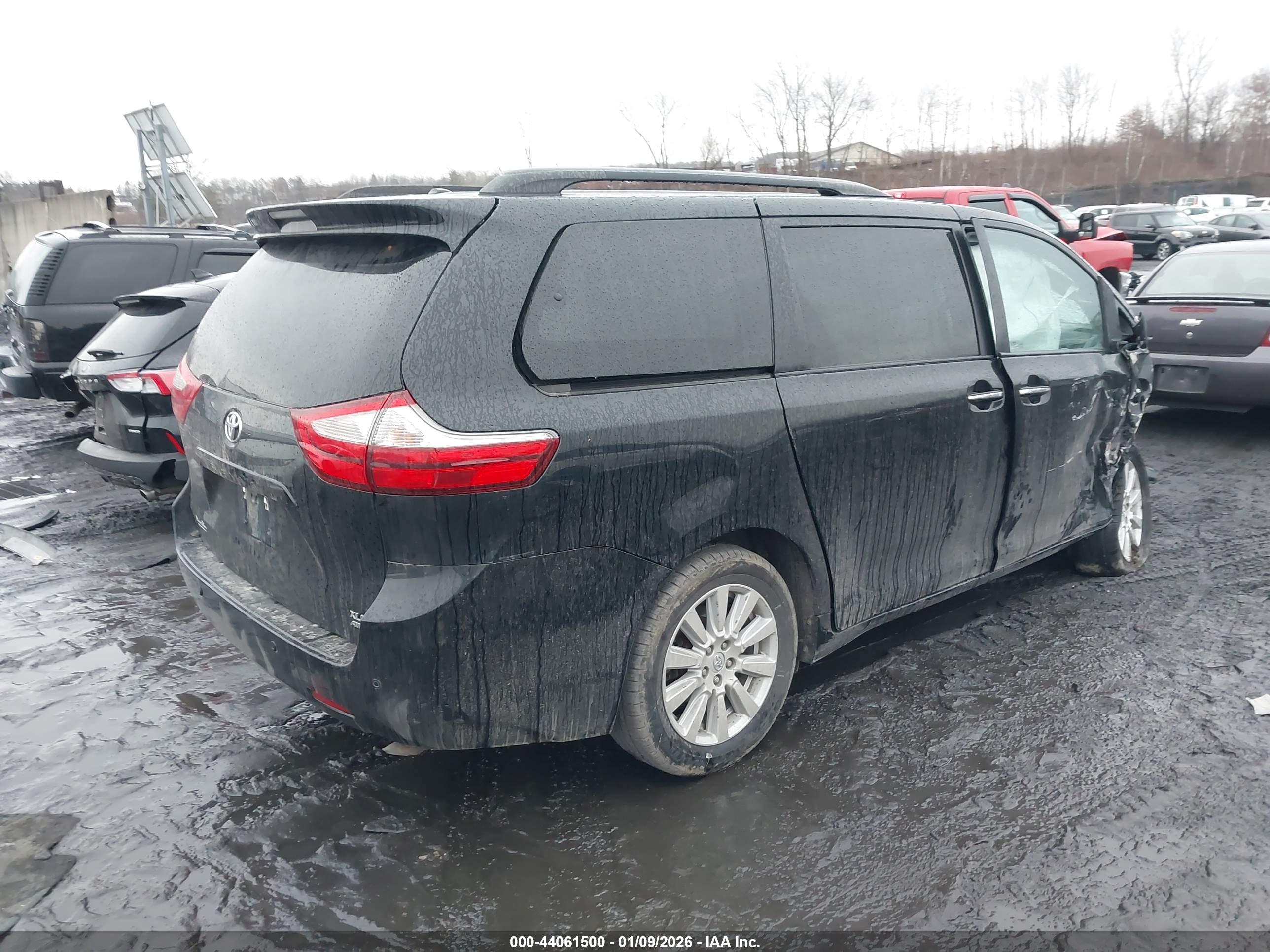 TOYOTA SIENNA image 4