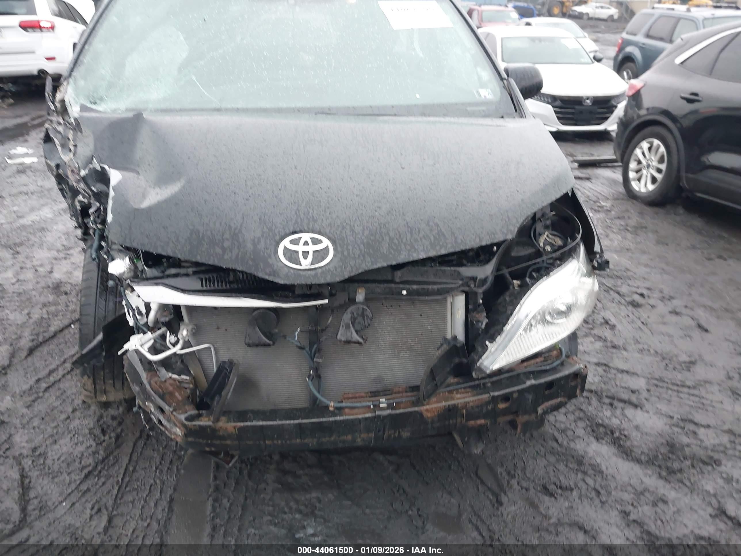 TOYOTA SIENNA image 6