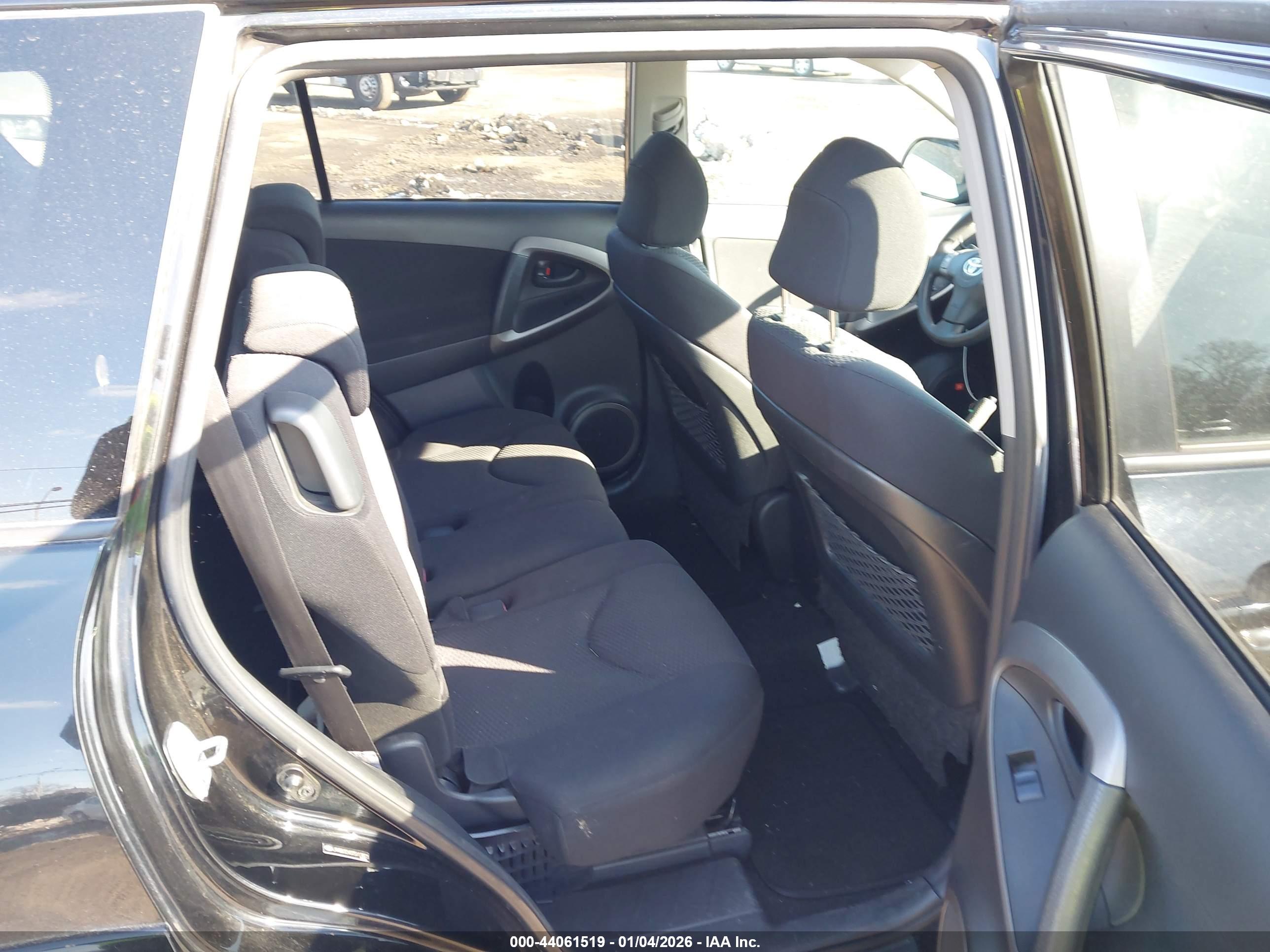 TOYOTA RAV4 image 8
