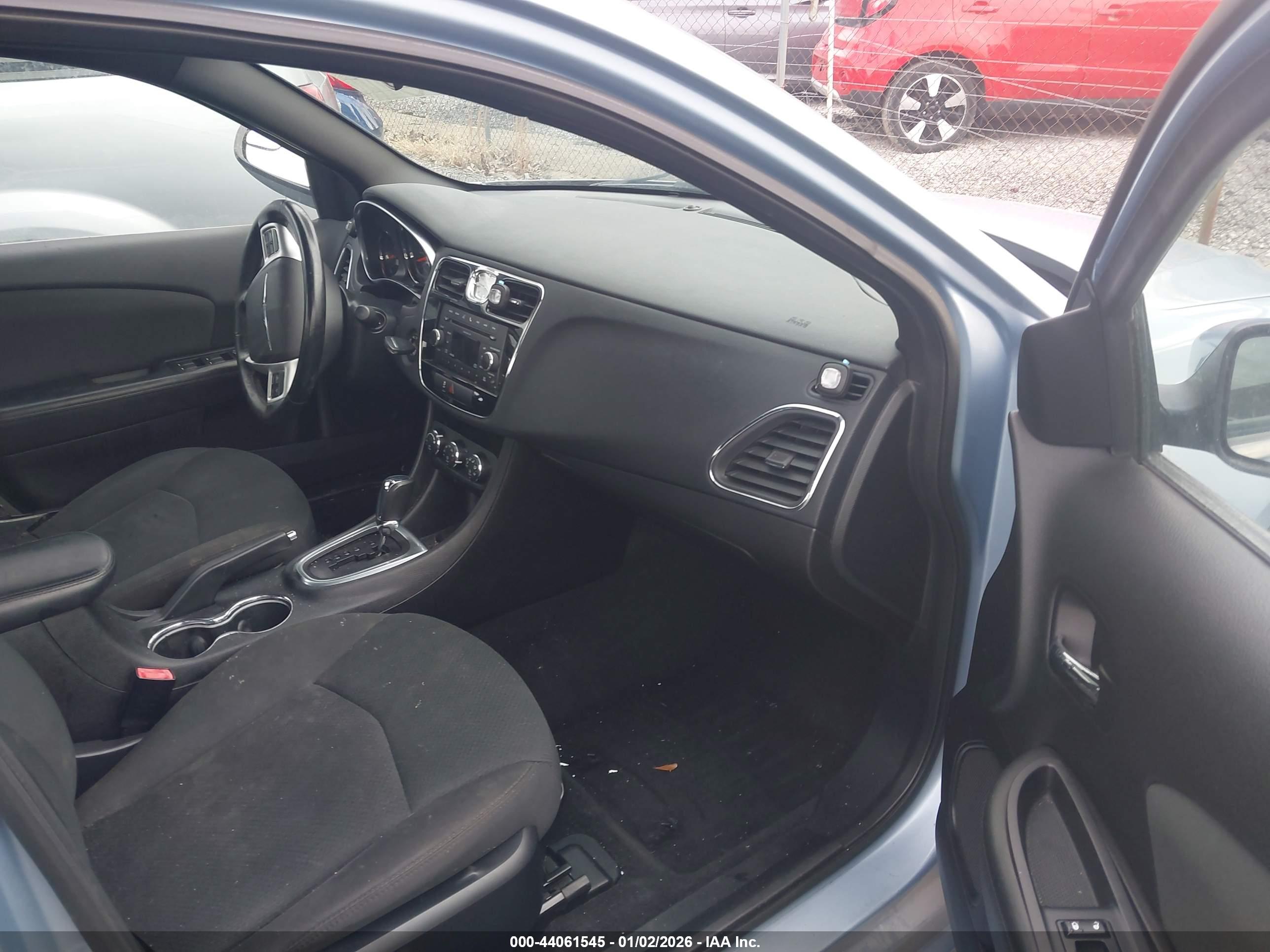 CHRYSLER 200 image 5