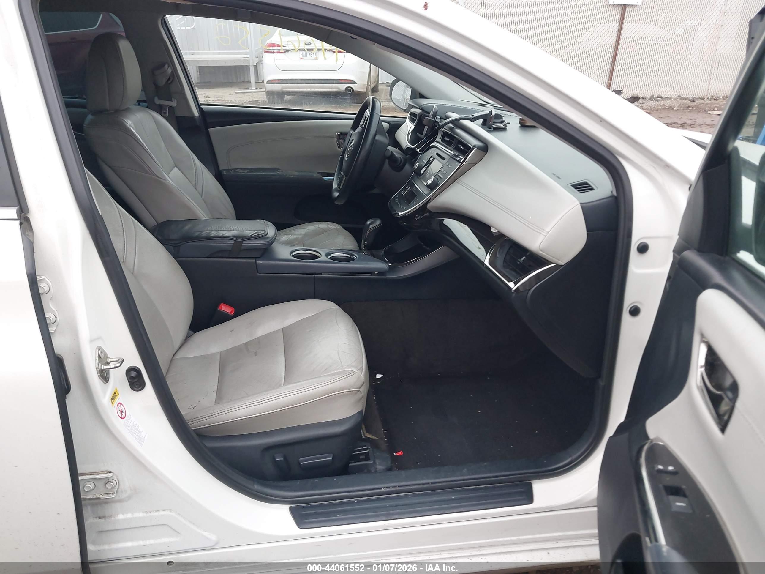 TOYOTA AVALON image 5