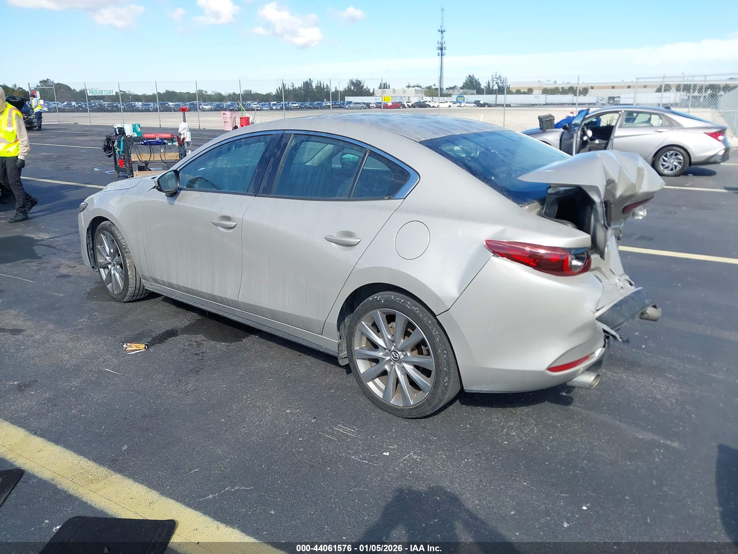 MAZDA MAZDA3 image 3