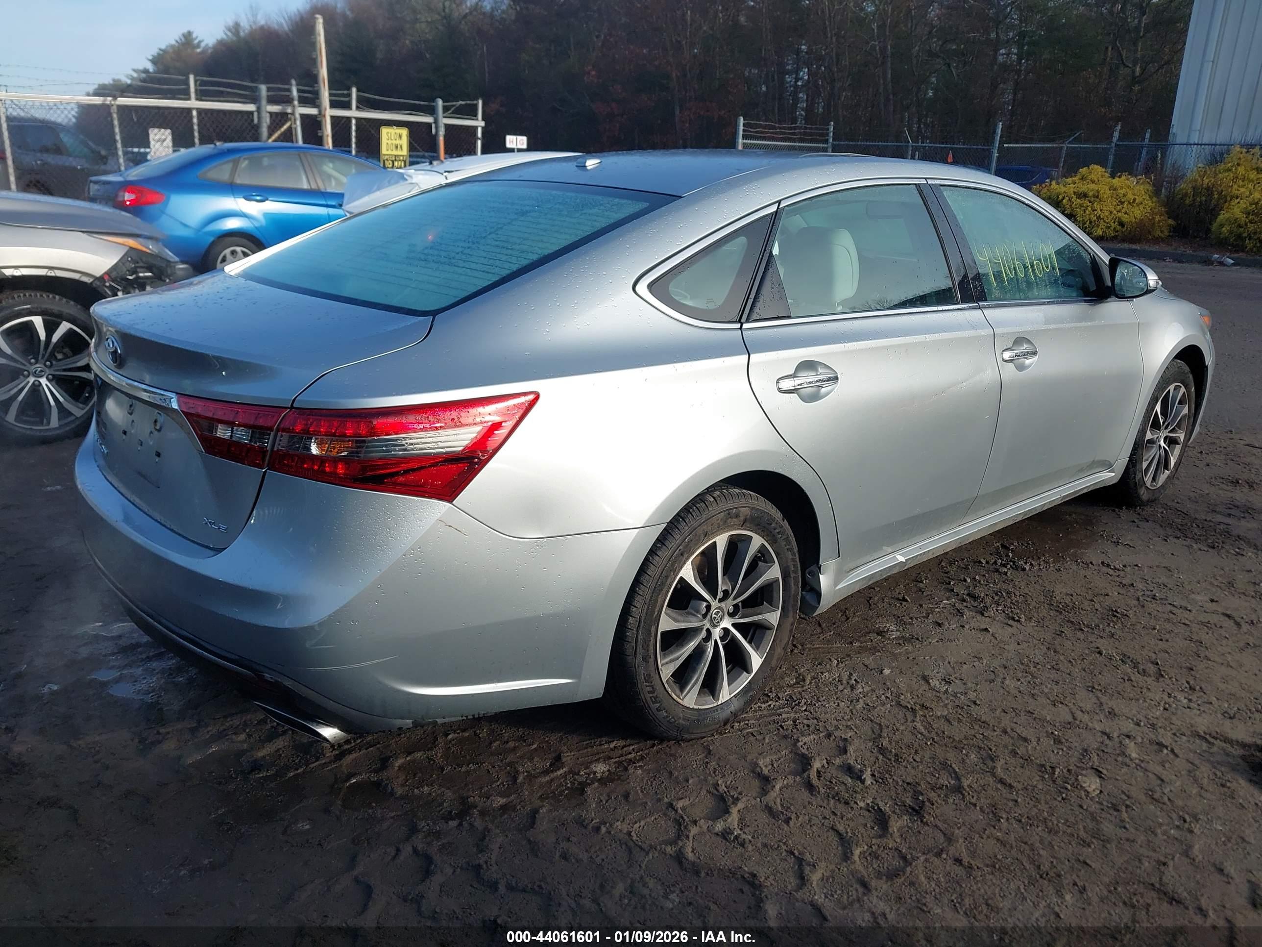TOYOTA AVALON image 4
