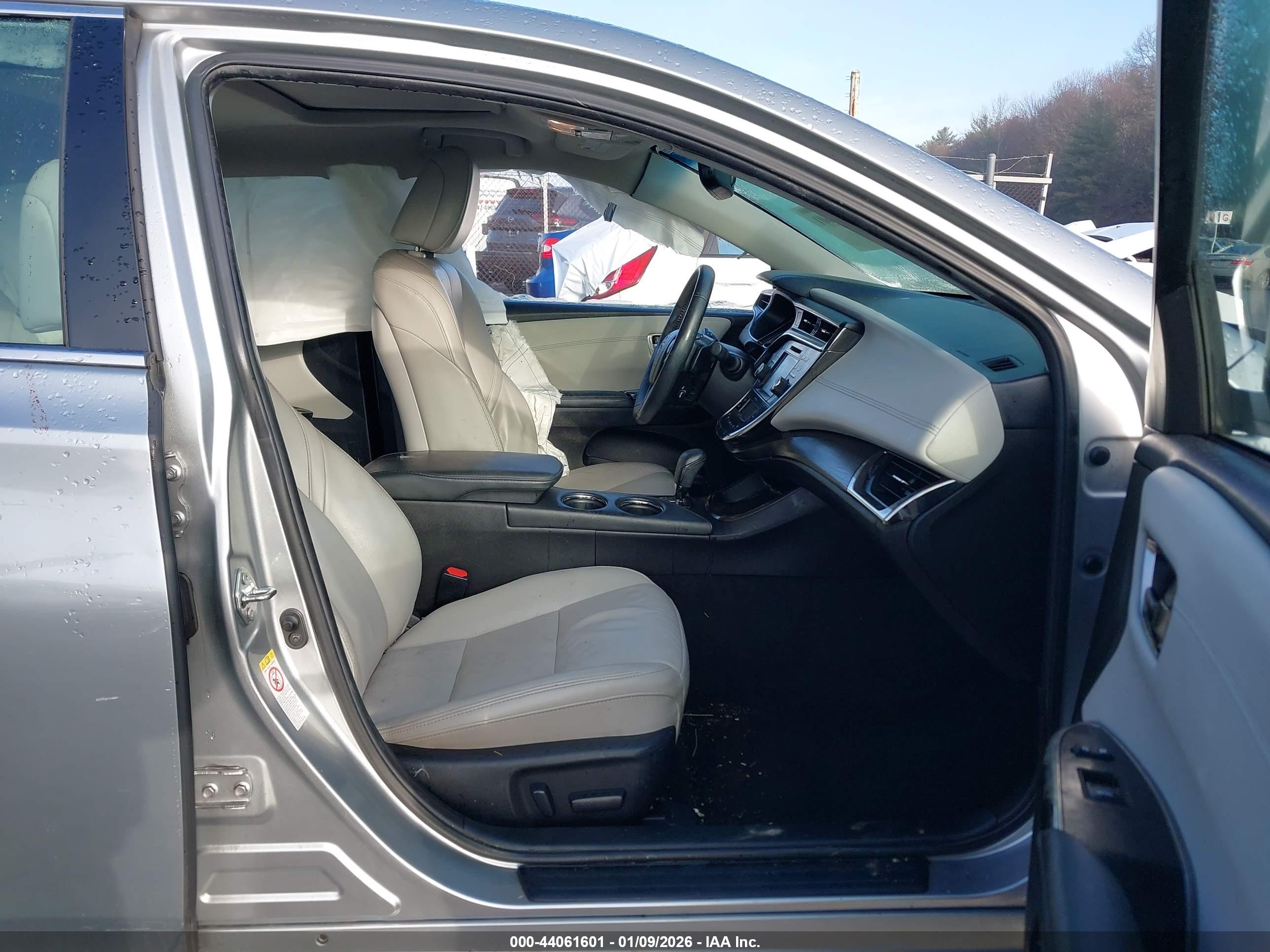 TOYOTA AVALON image 5