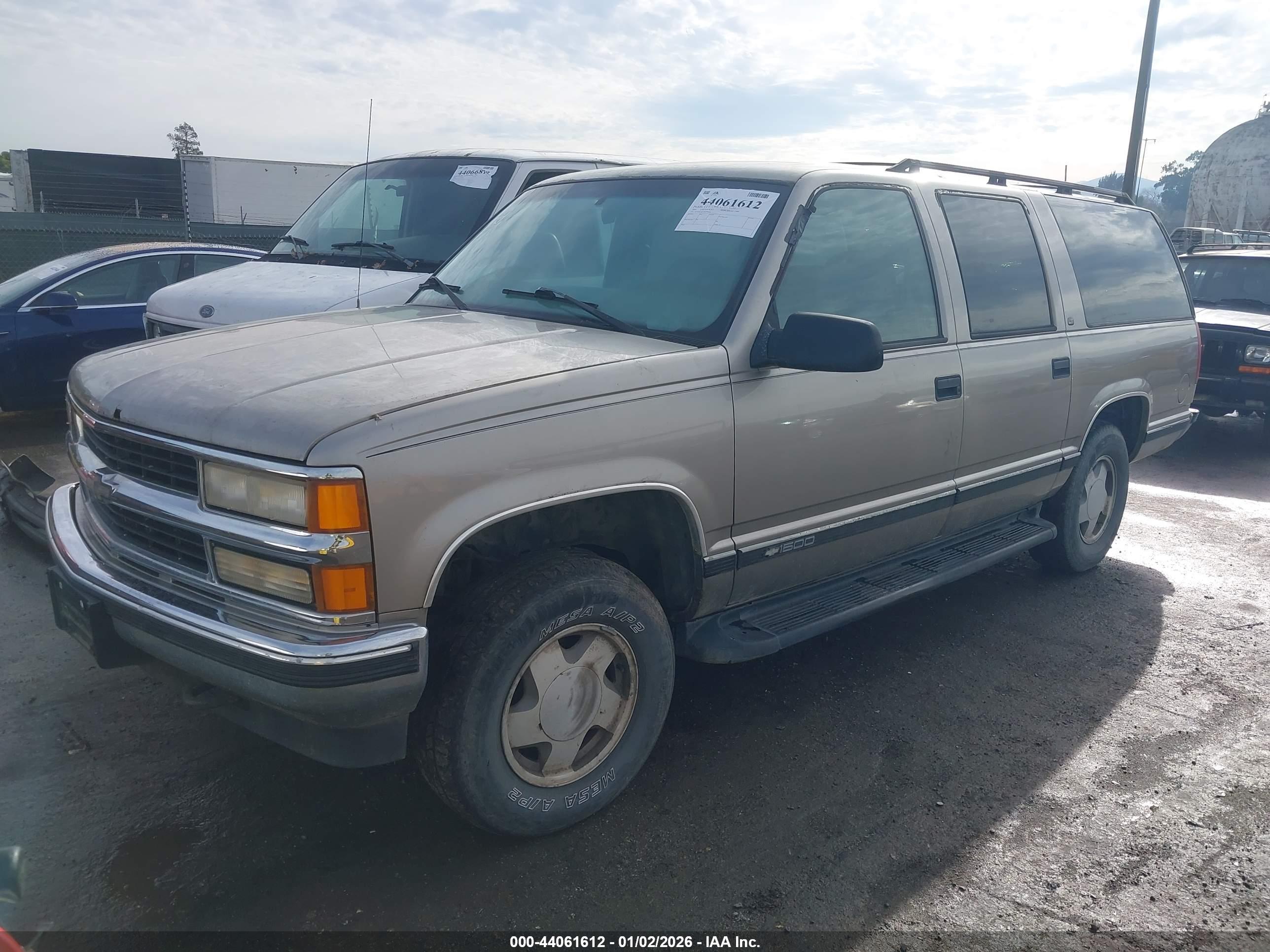 CHEVROLET SUBURBAN image 2