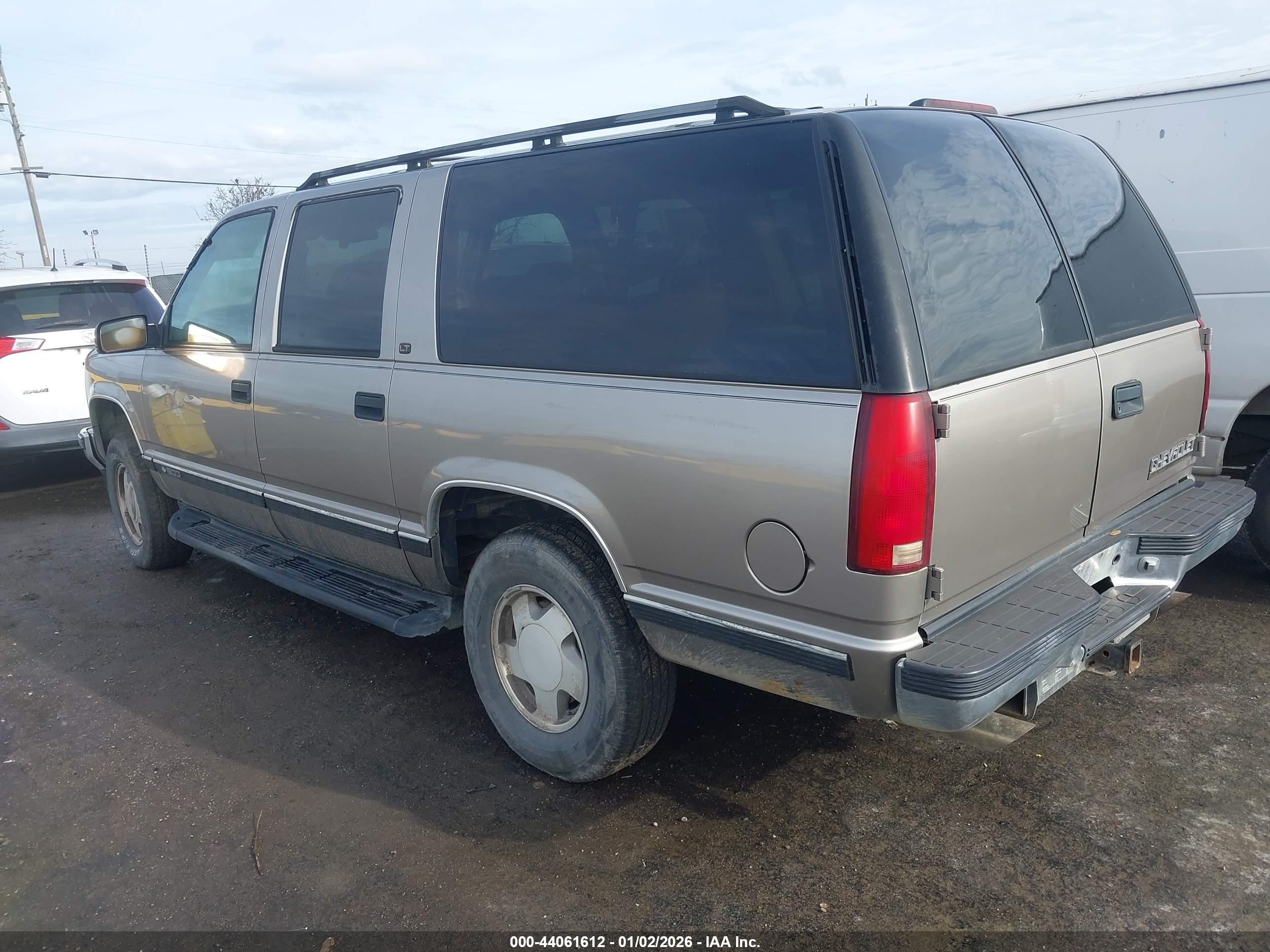 CHEVROLET SUBURBAN image 3