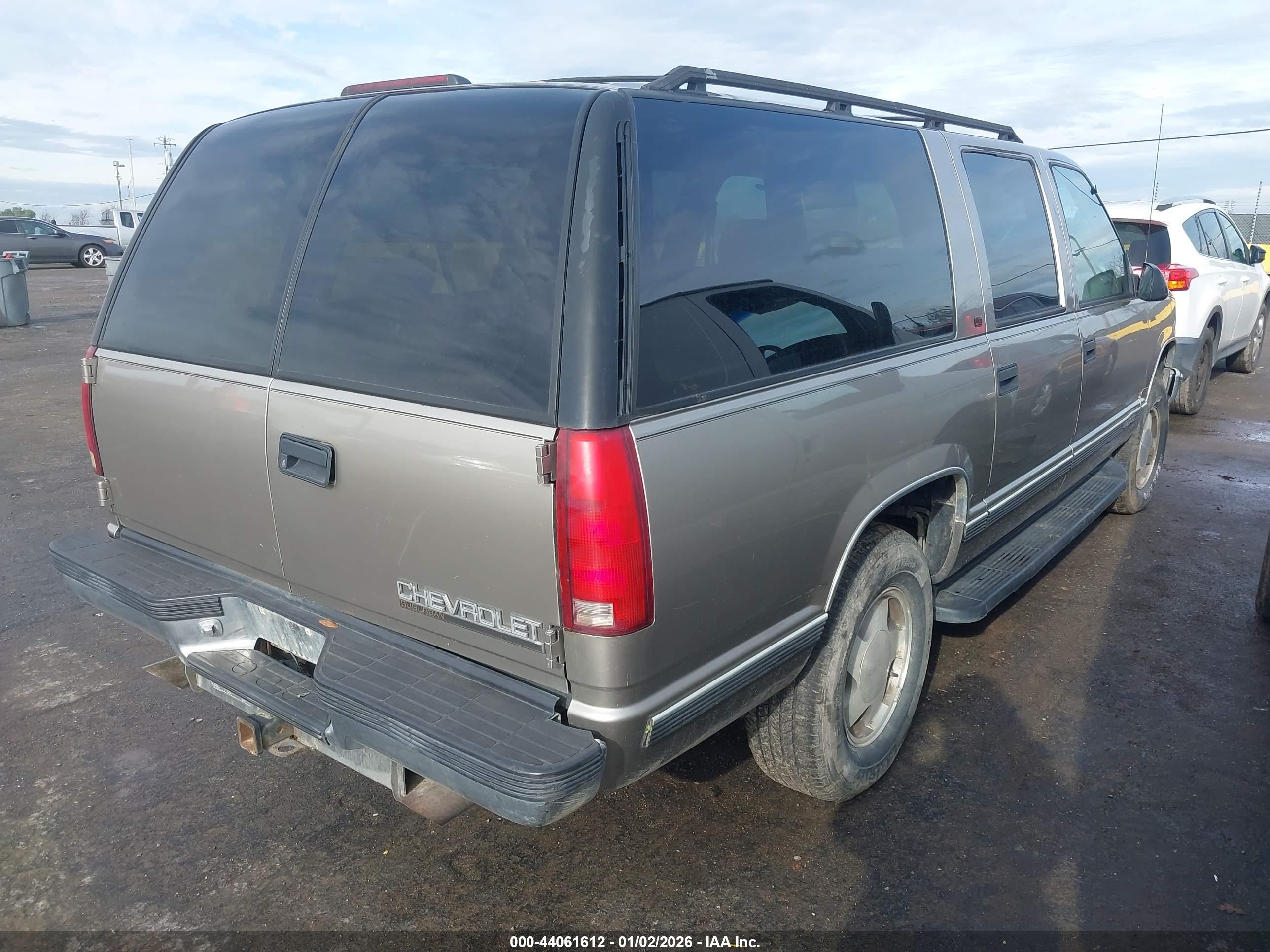 CHEVROLET SUBURBAN image 4