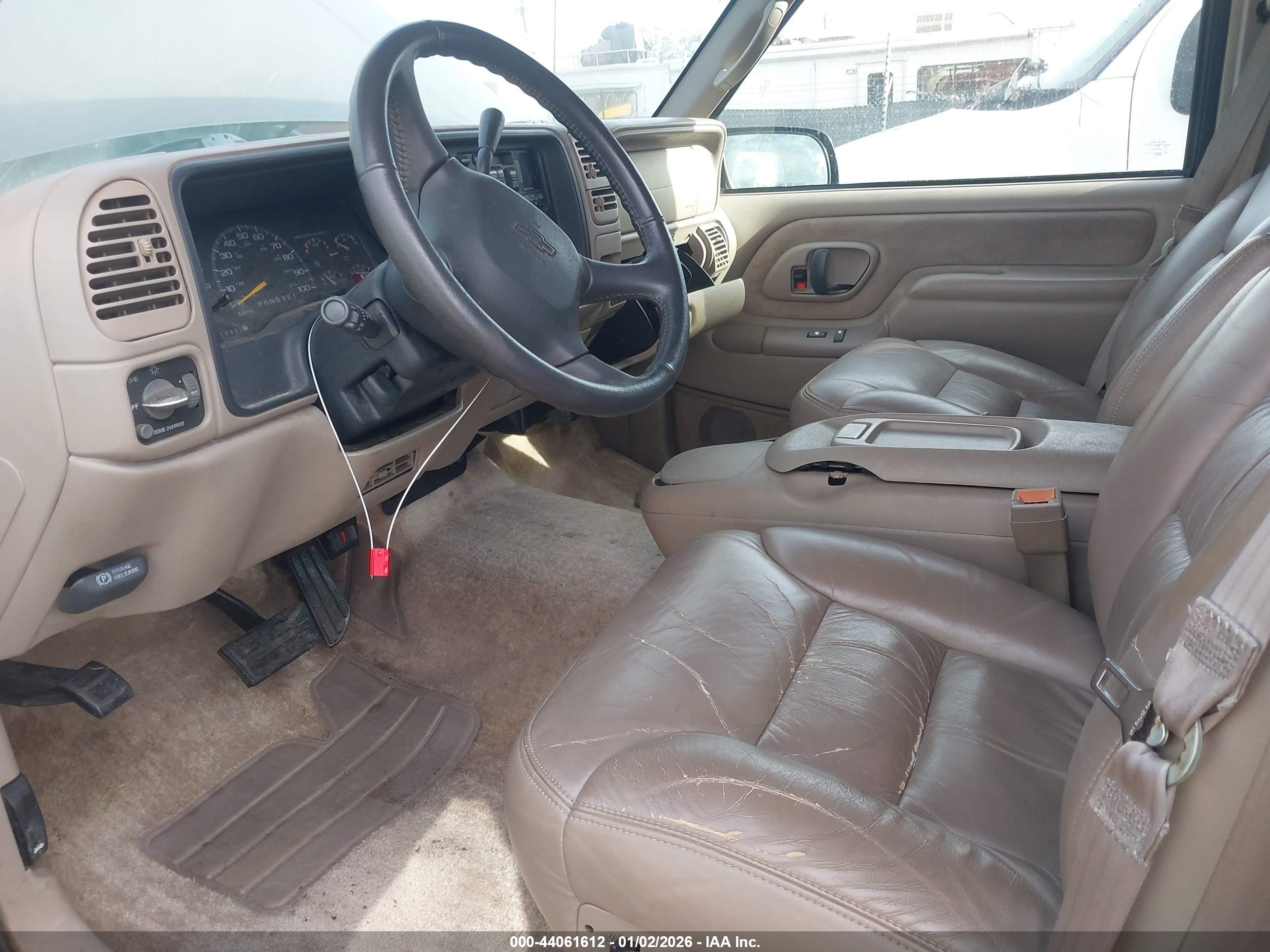 CHEVROLET SUBURBAN image 5