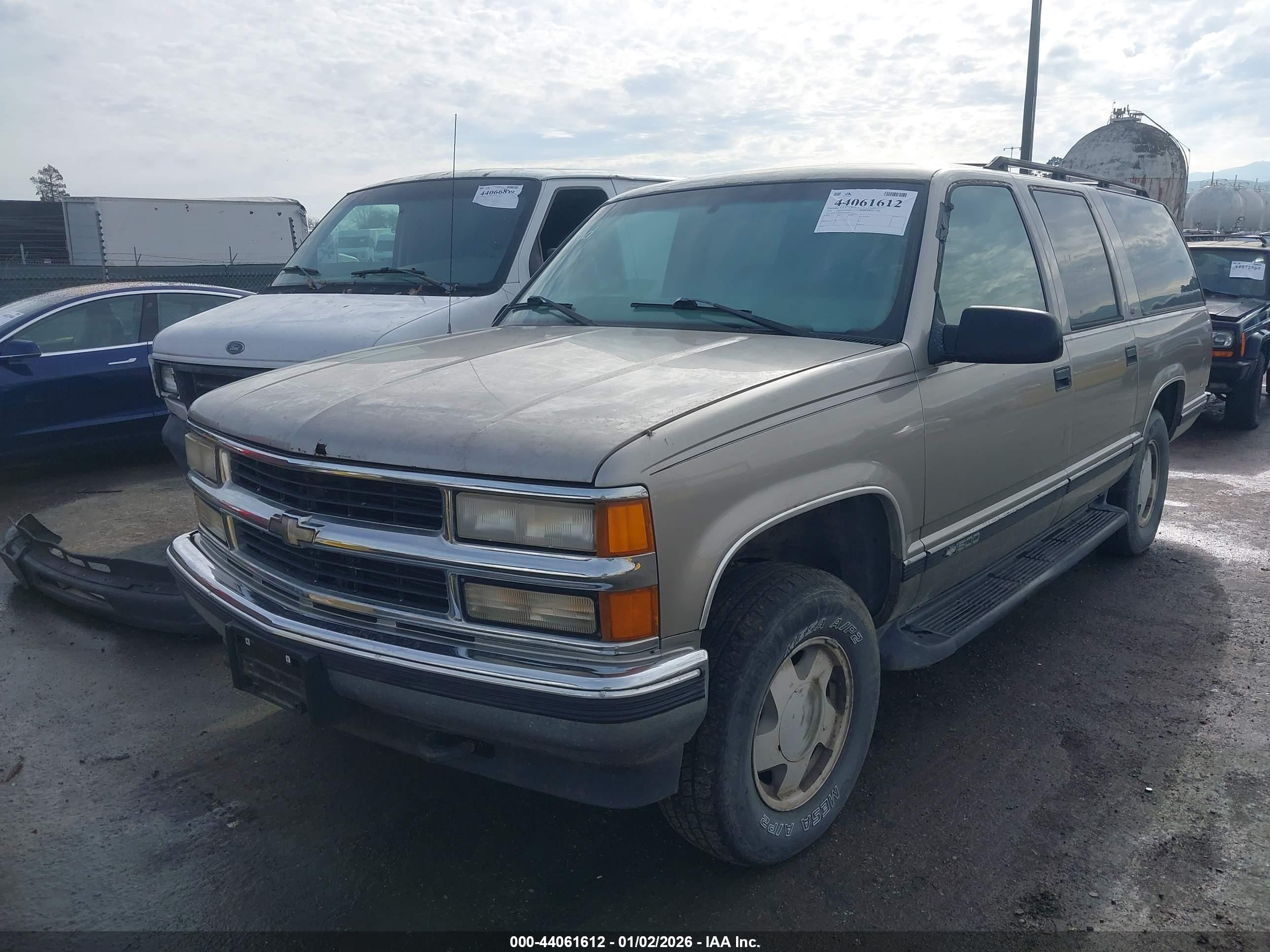 CHEVROLET SUBURBAN image 6