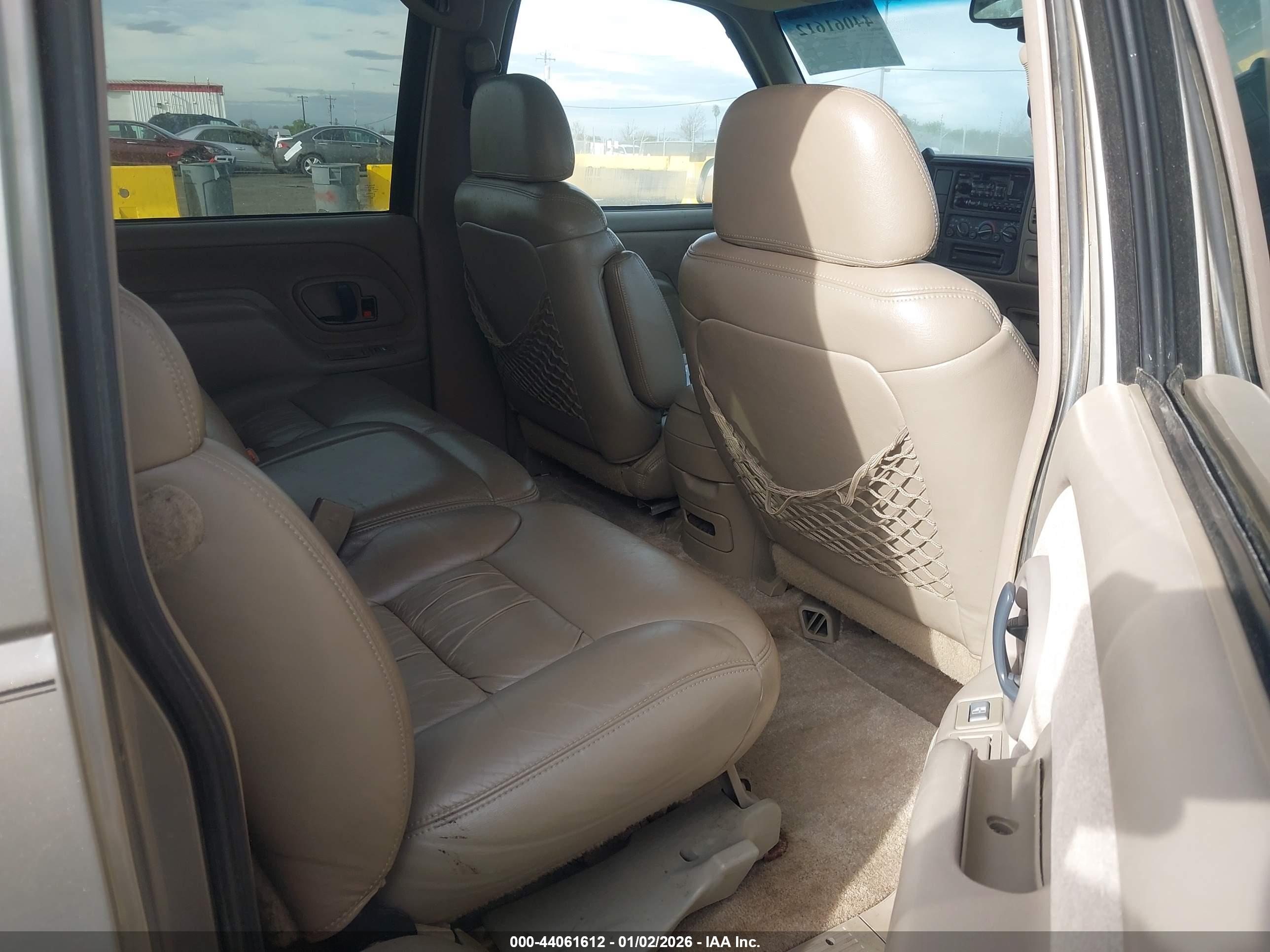 CHEVROLET SUBURBAN image 8