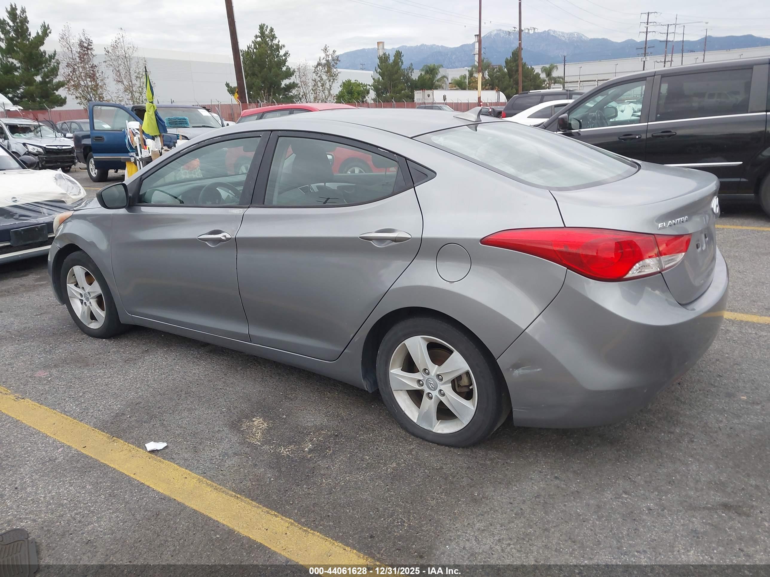 HYUNDAI ELANTRA image 3