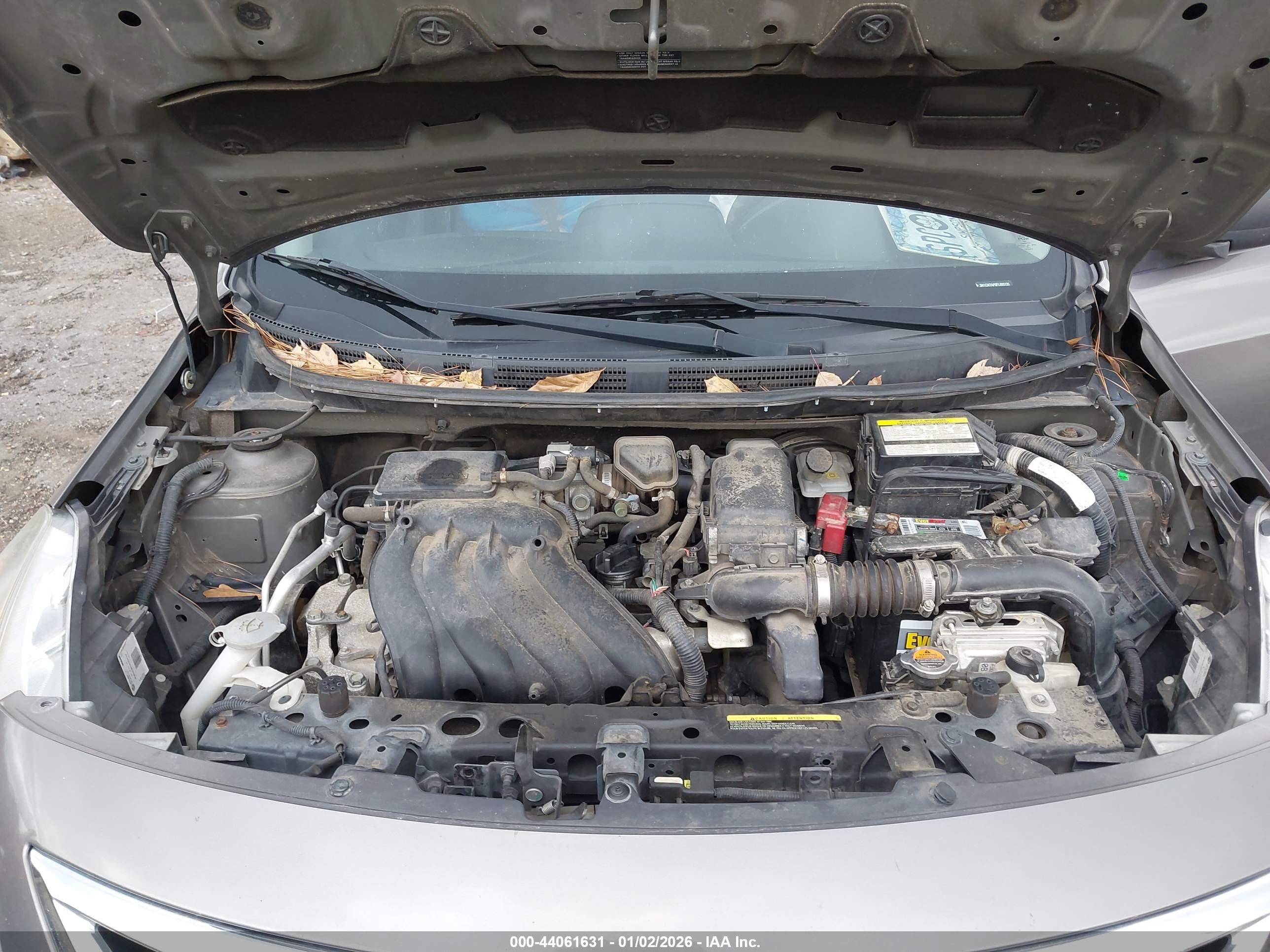 NISSAN VERSA image 10