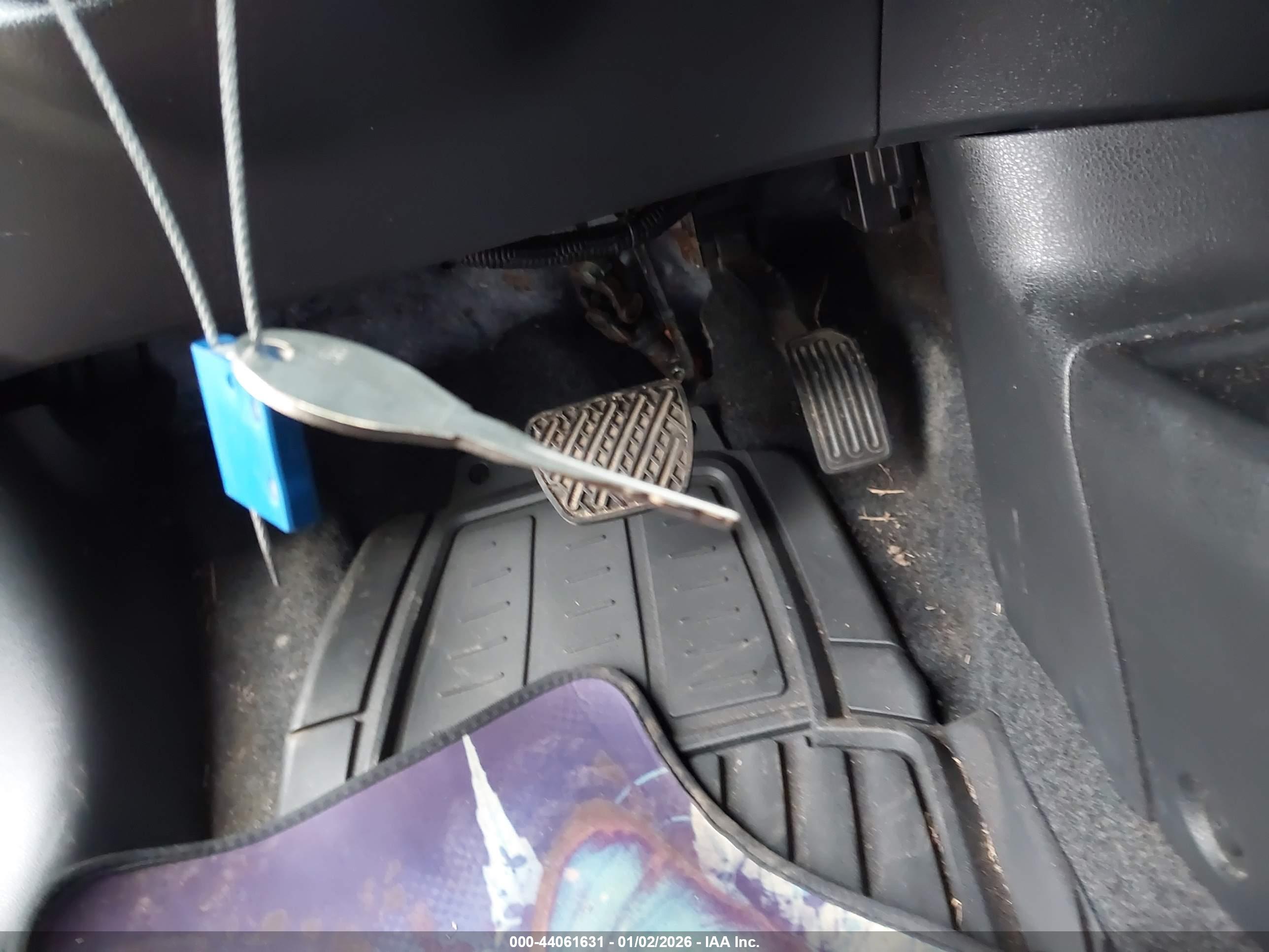 NISSAN VERSA image 11