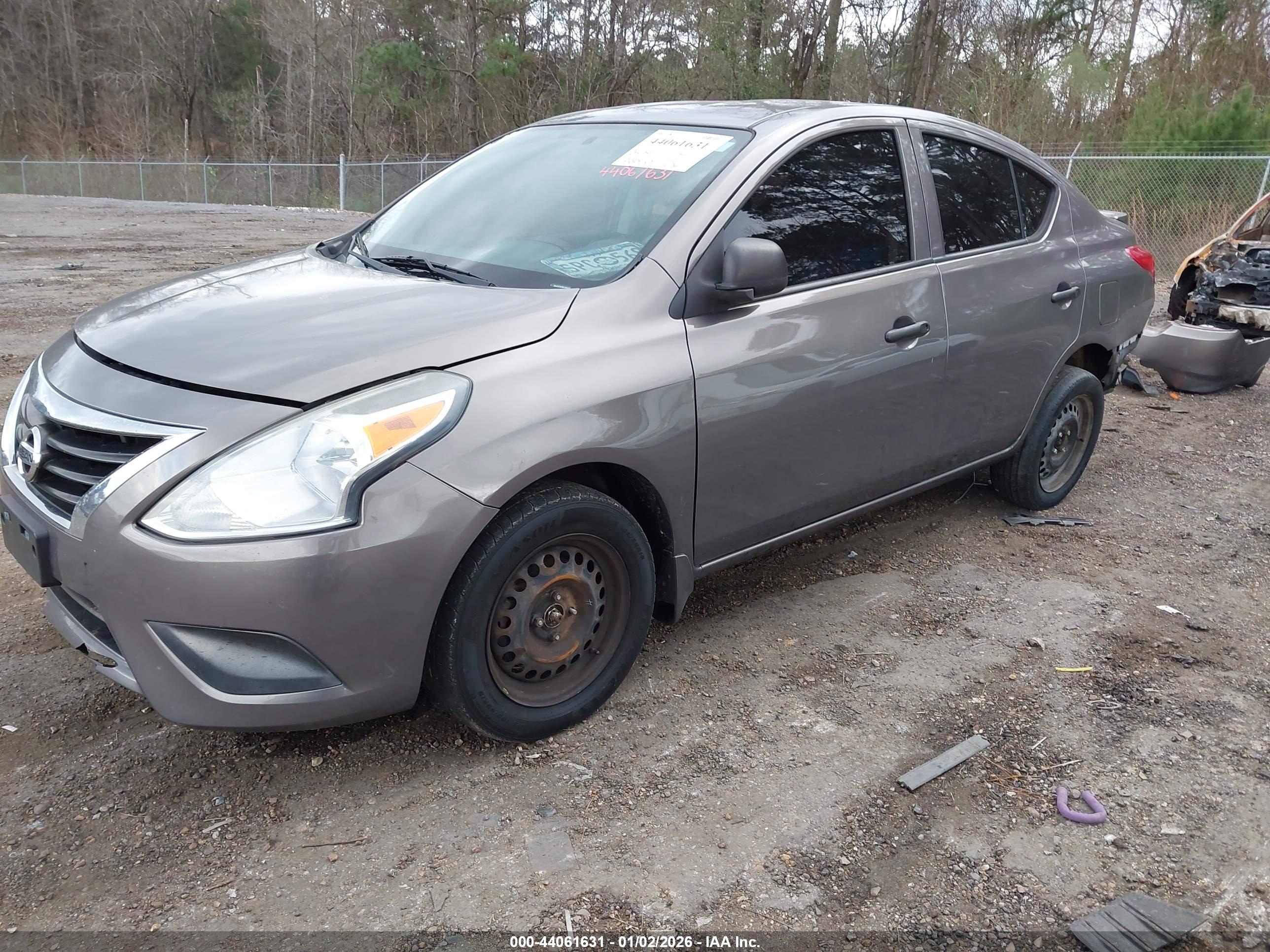 NISSAN VERSA image 2