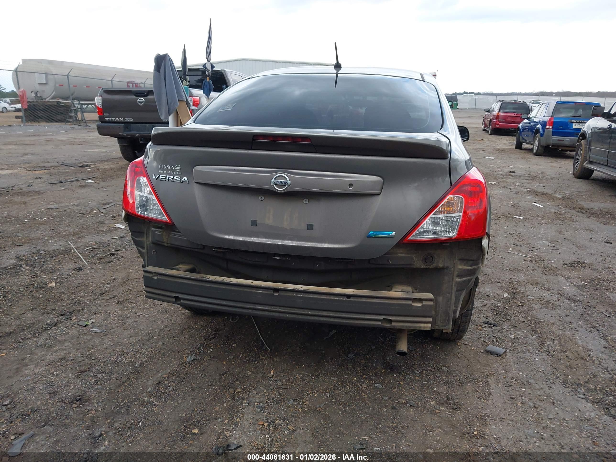 NISSAN VERSA image 6