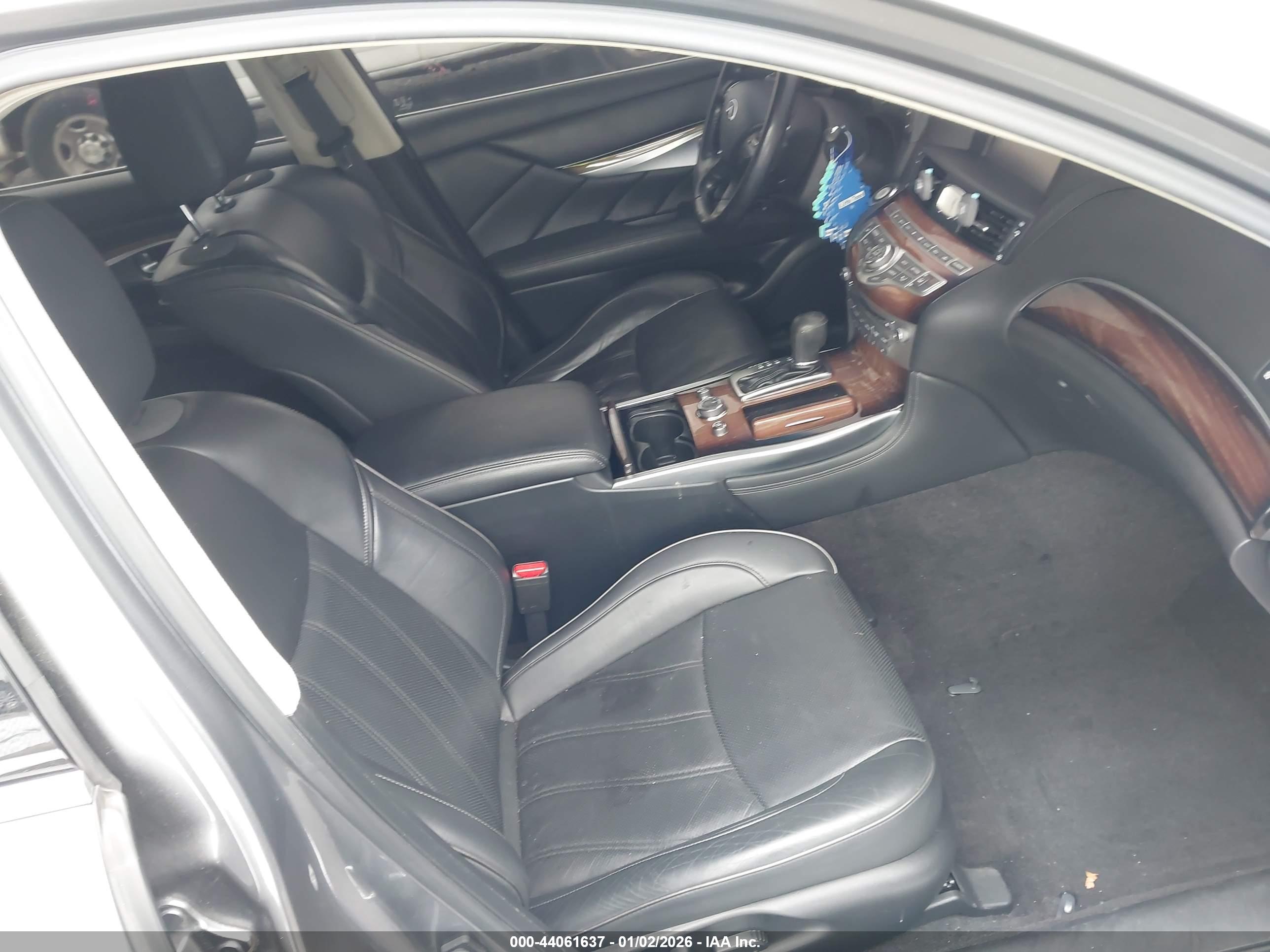 INFINITI Q70L image 5