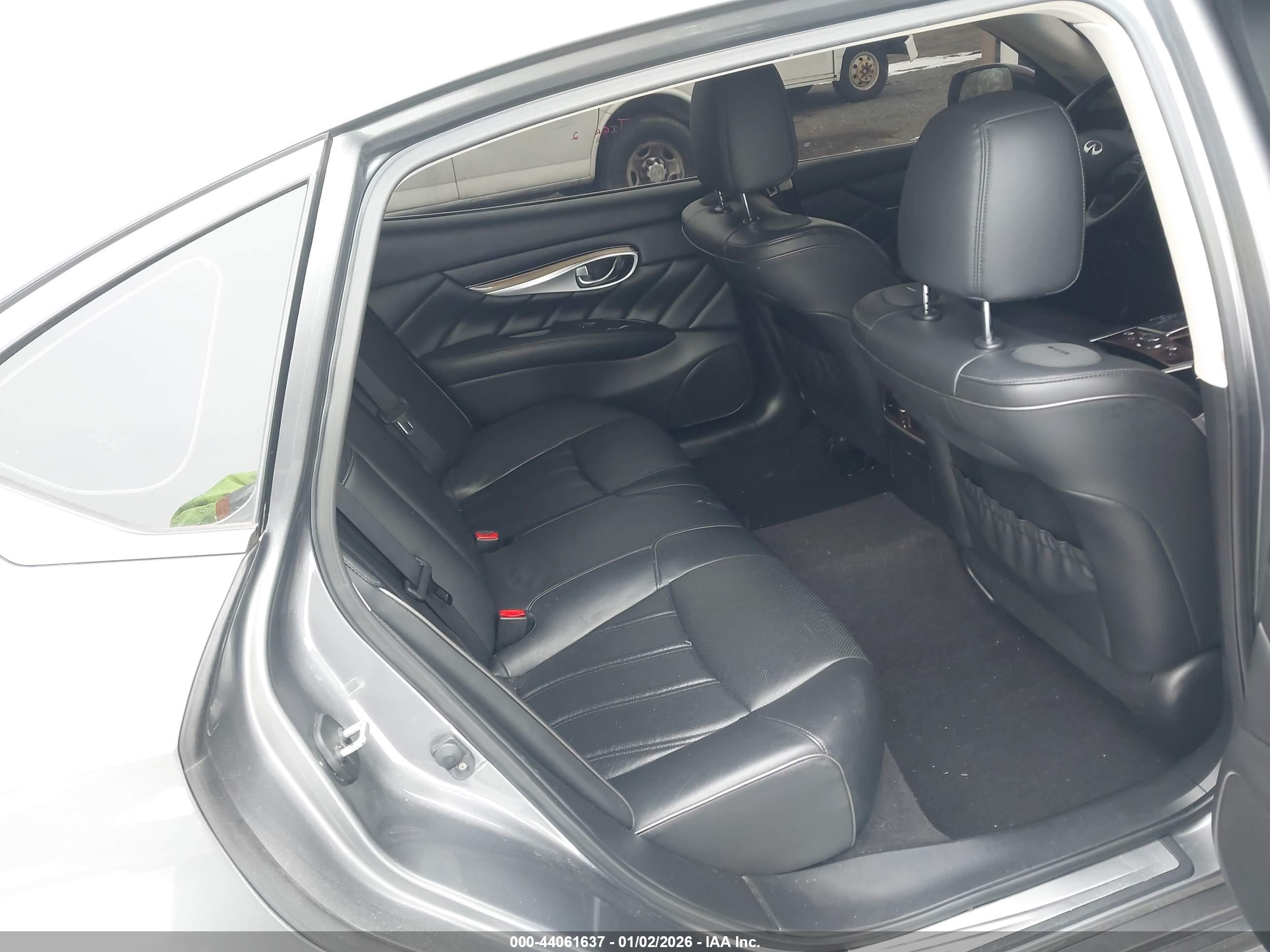 INFINITI Q70L image 8