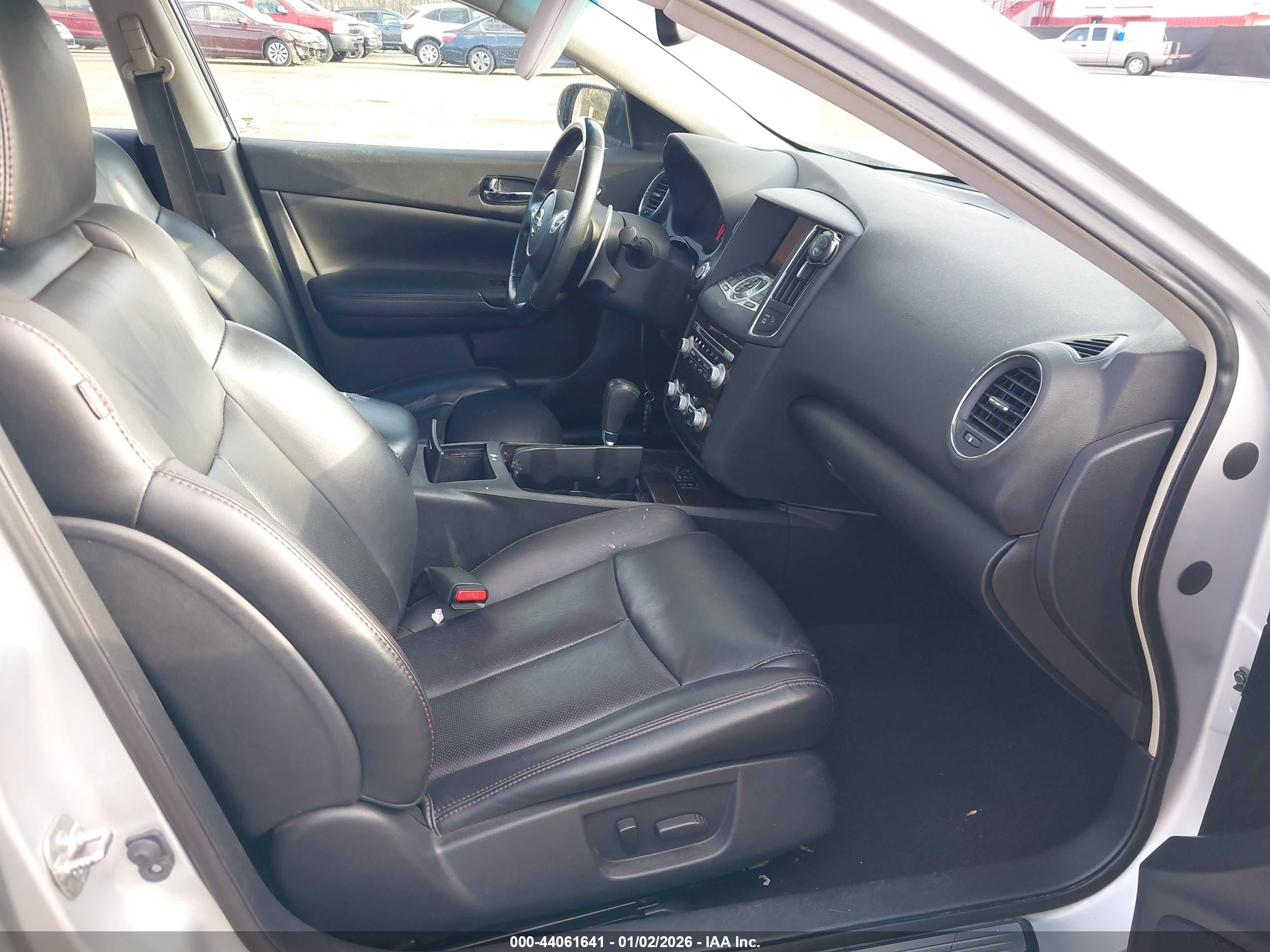 NISSAN MAXIMA image 5