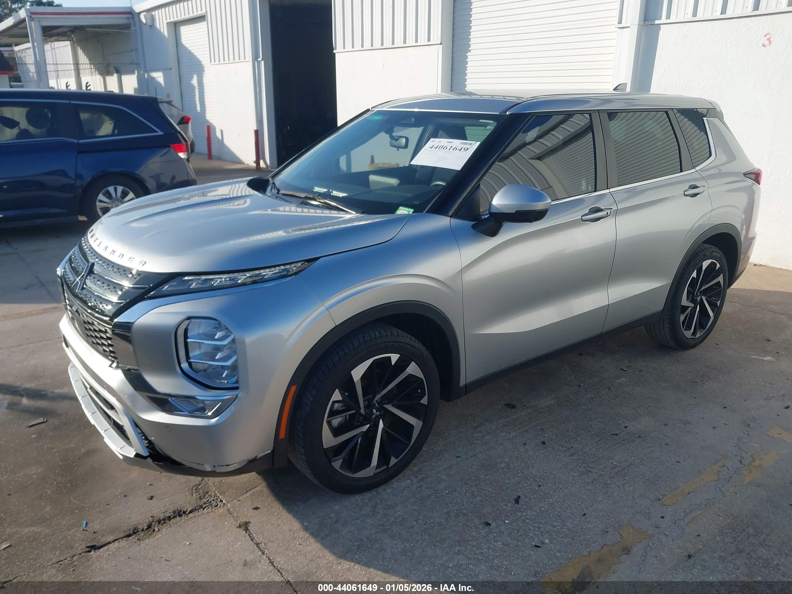MITSUBISHI OUTLANDER image 2
