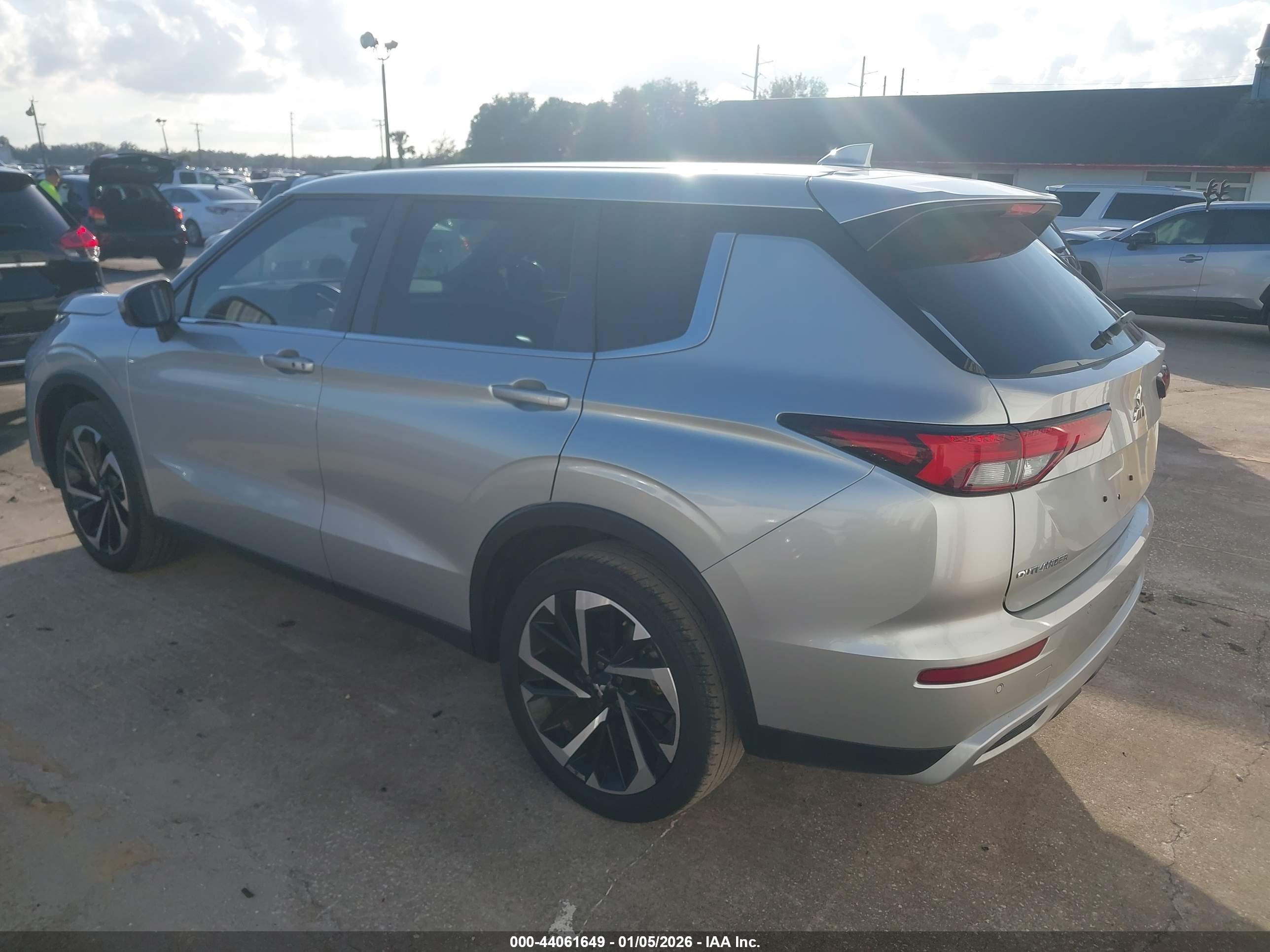 MITSUBISHI OUTLANDER image 3
