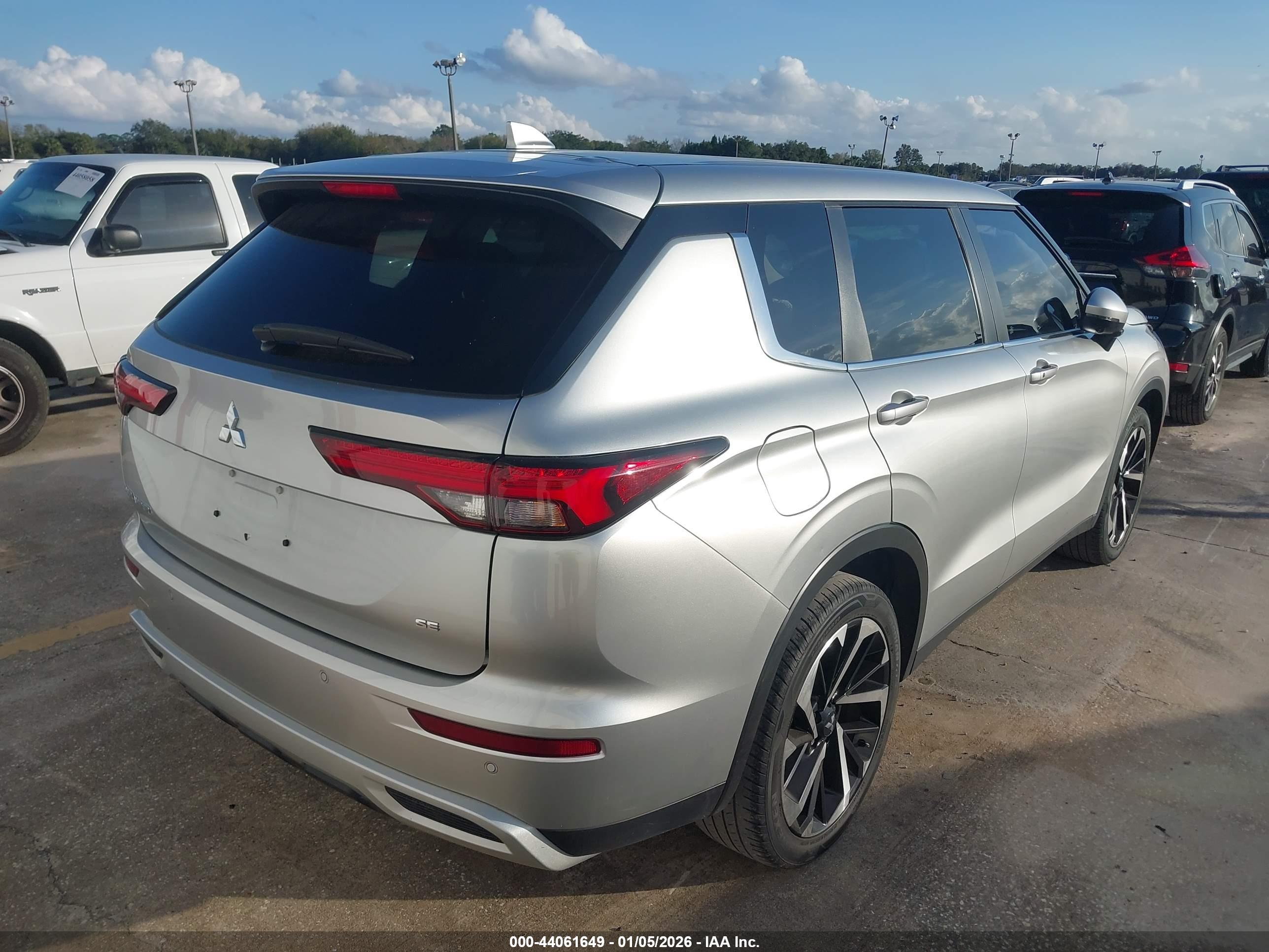 MITSUBISHI OUTLANDER image 4