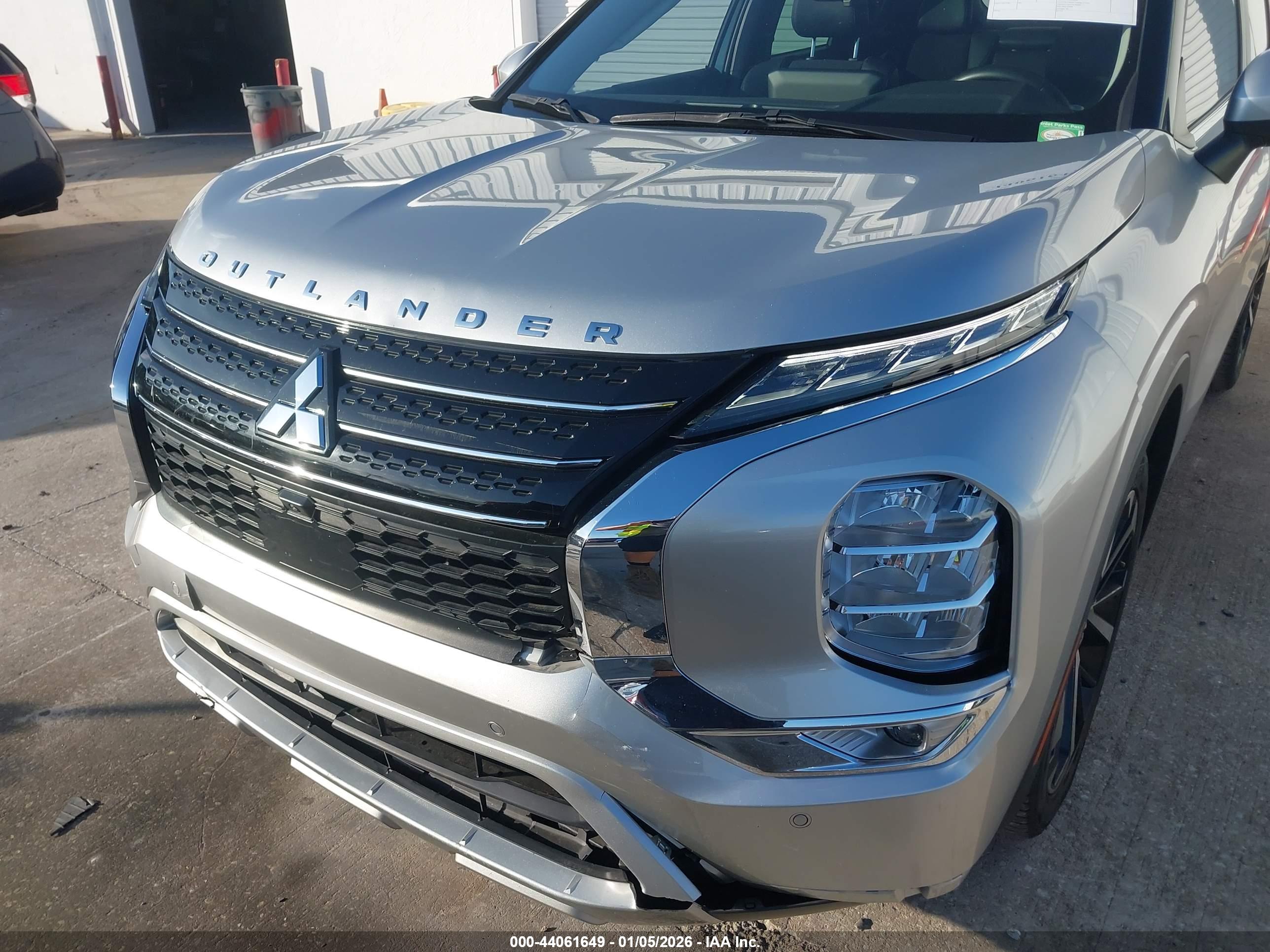 MITSUBISHI OUTLANDER image 6