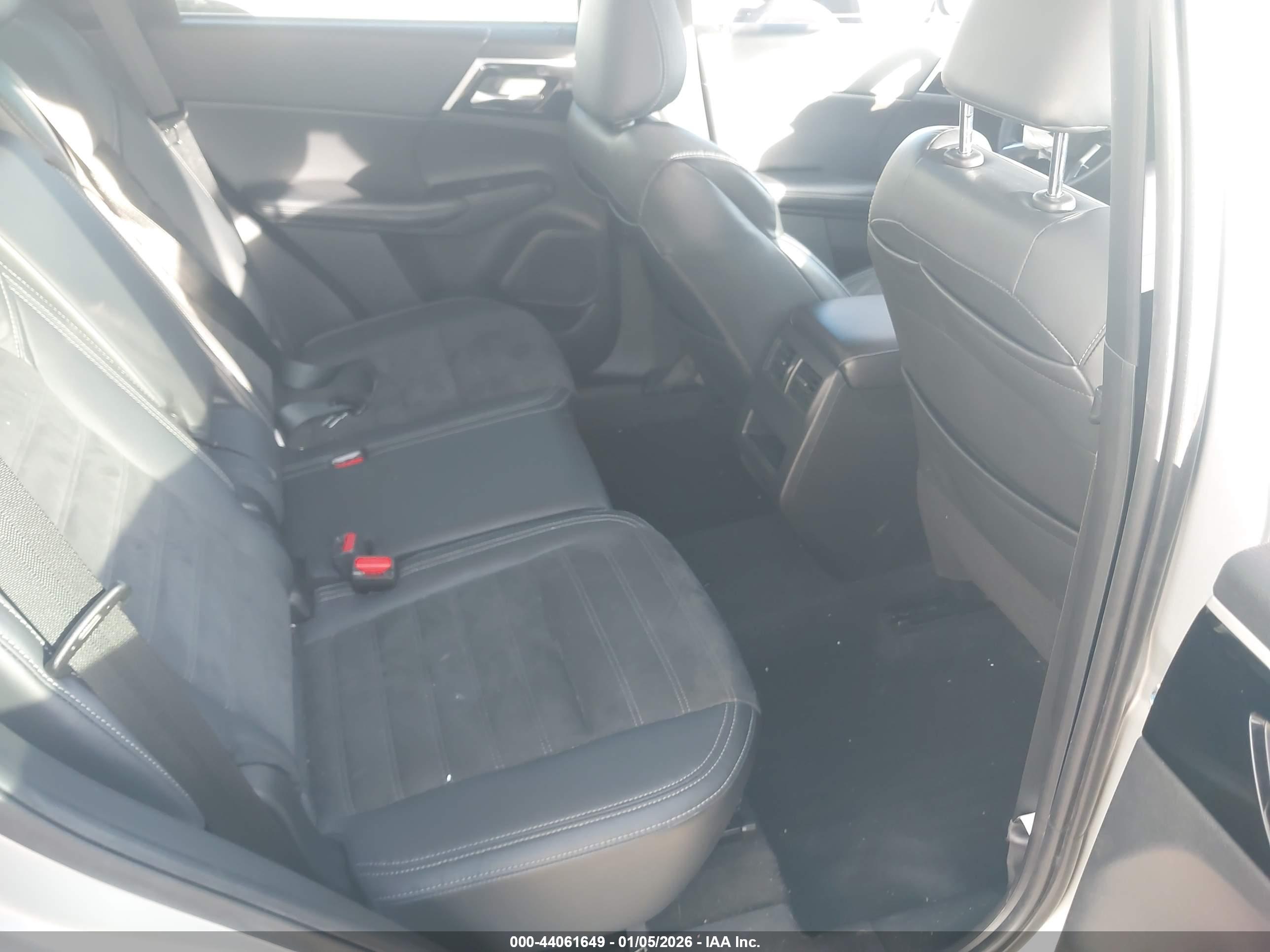 MITSUBISHI OUTLANDER image 8
