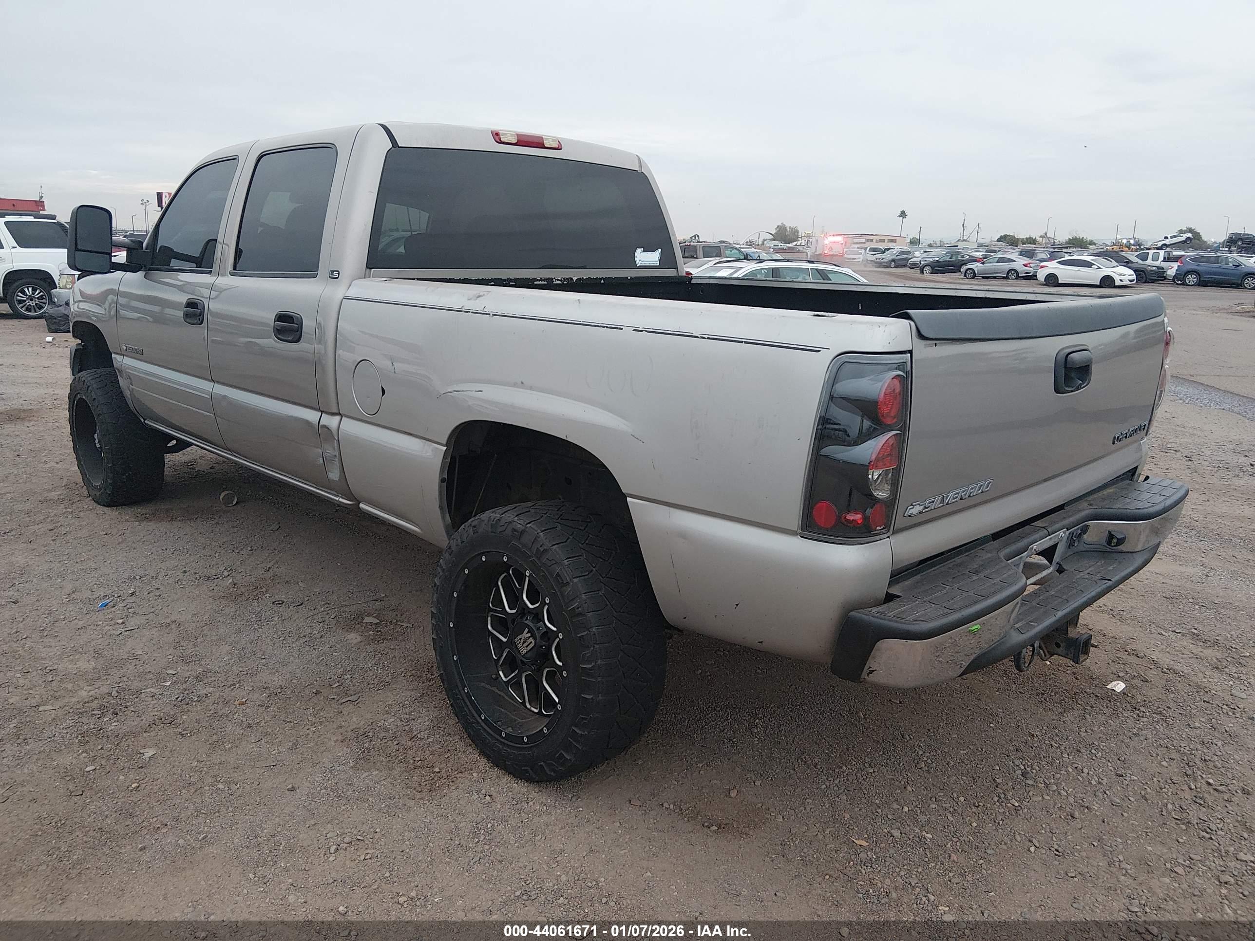 CHEVROLET SILVERADO image 3