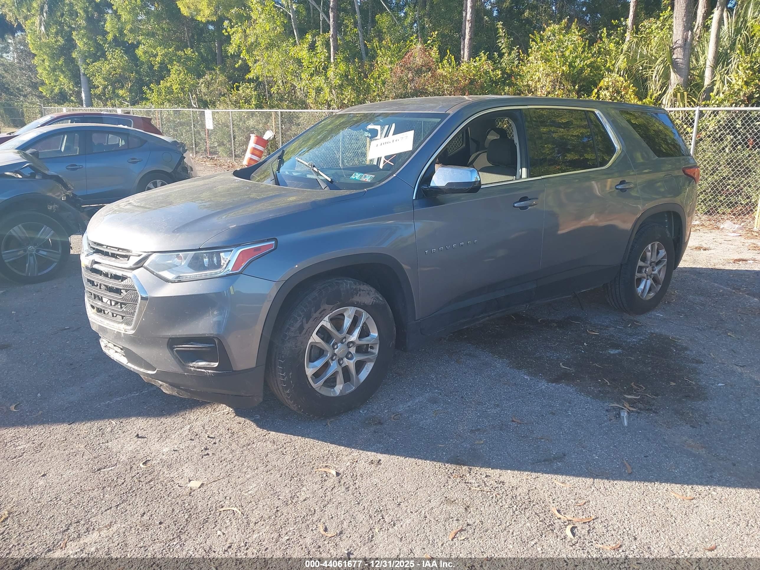 CHEVROLET TRAVERSE image 2