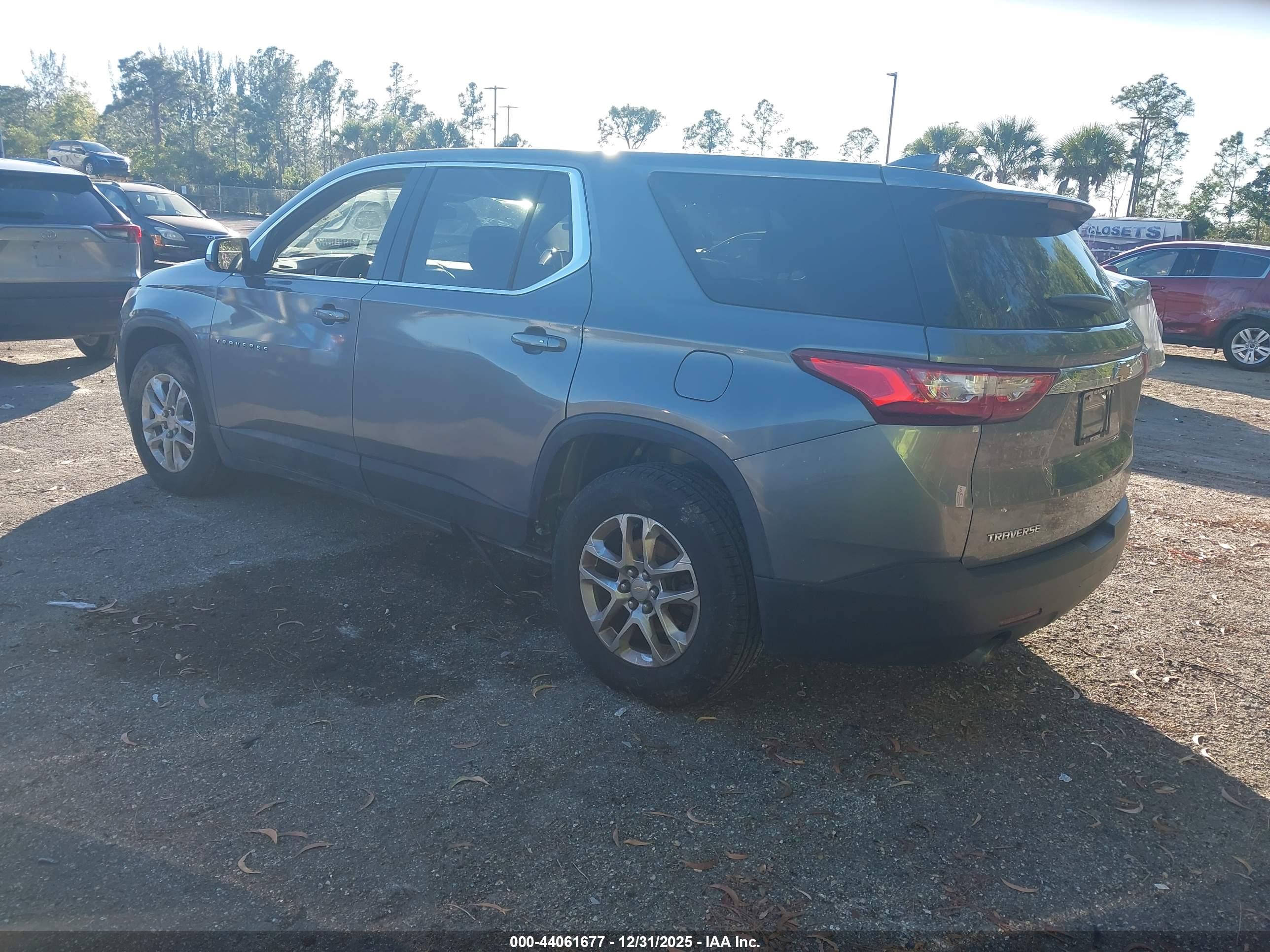 CHEVROLET TRAVERSE image 3