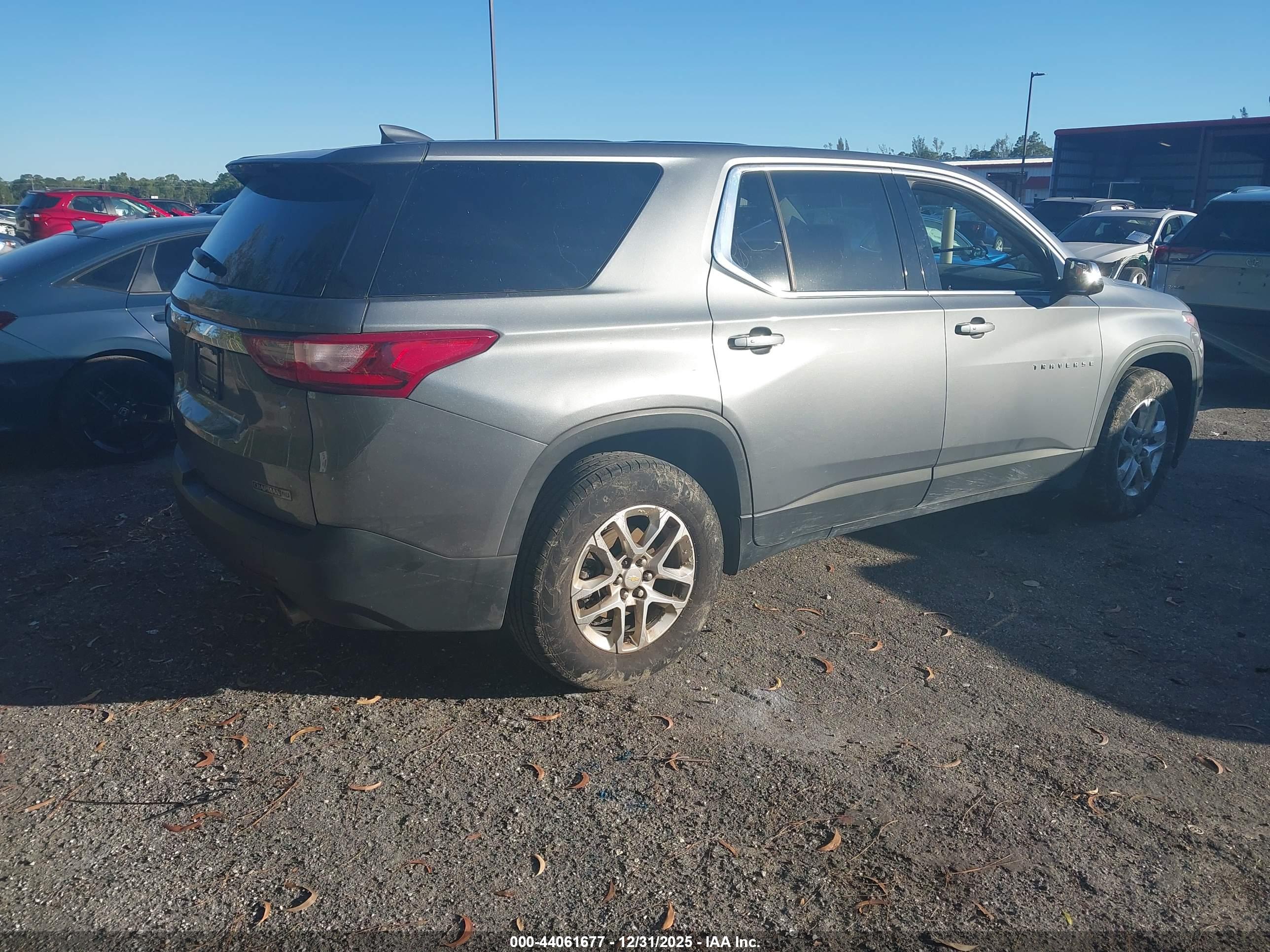 CHEVROLET TRAVERSE image 4
