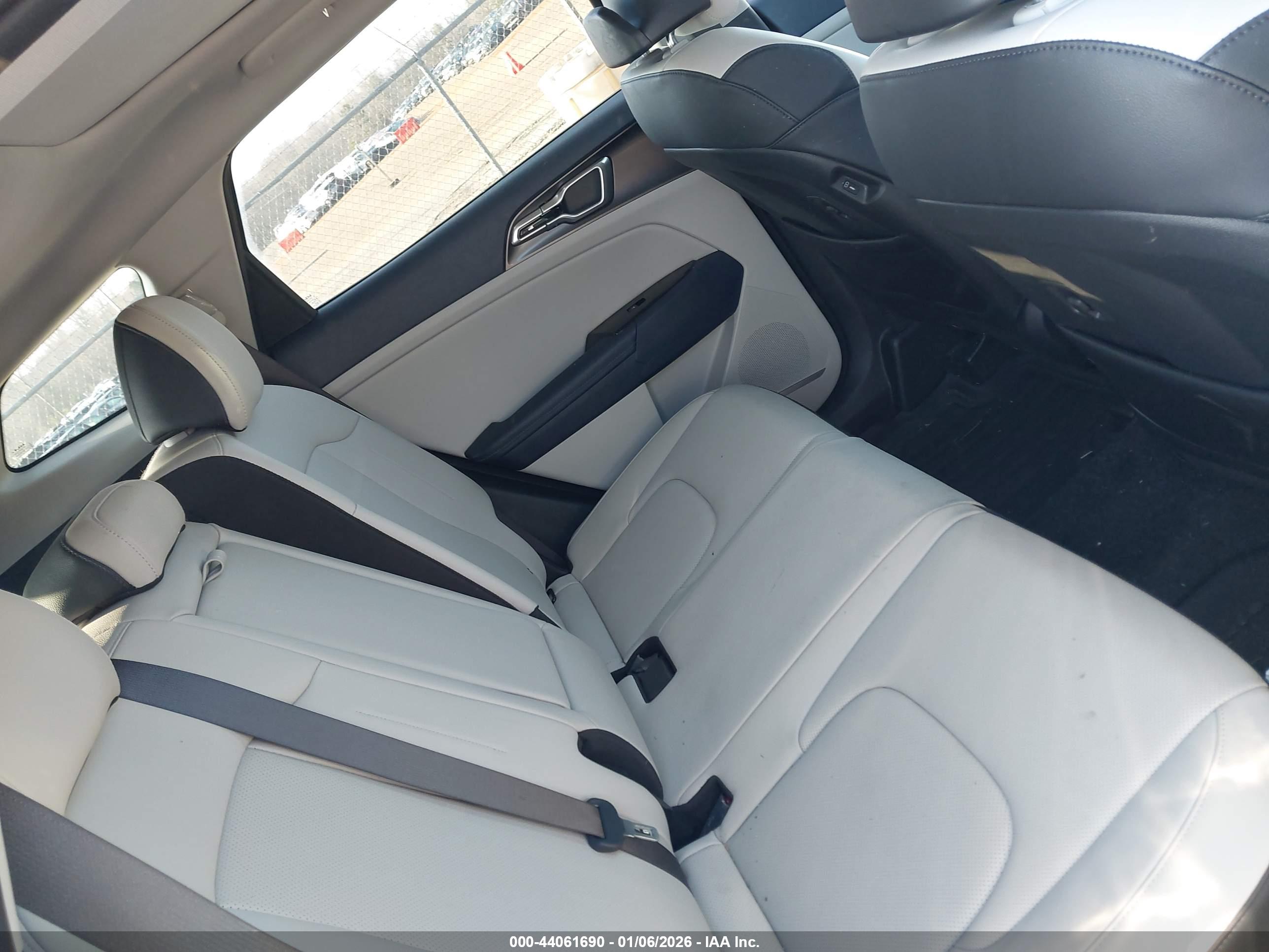 KIA SPORTAGE image 8