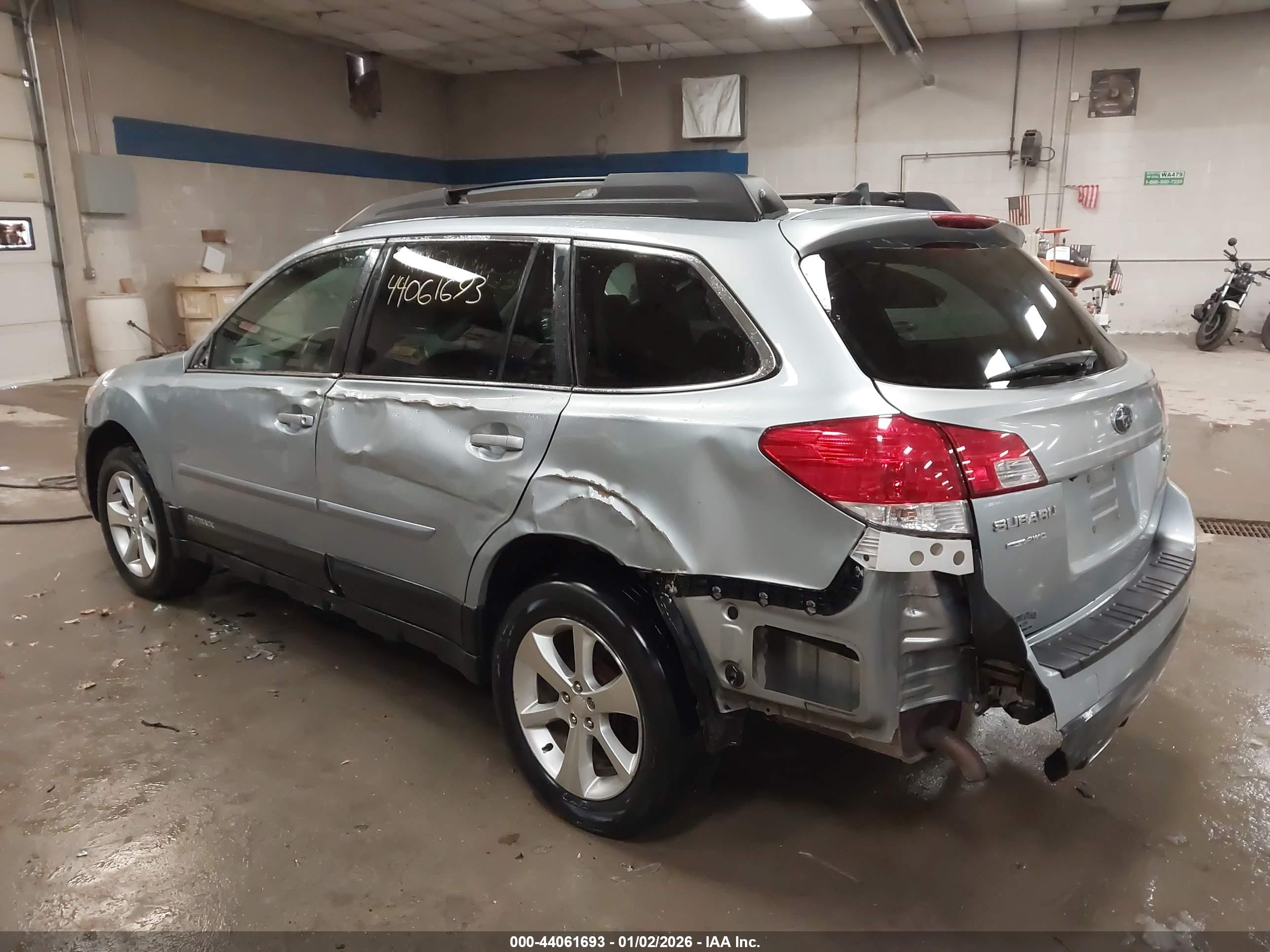 SUBARU OUTBACK image 3