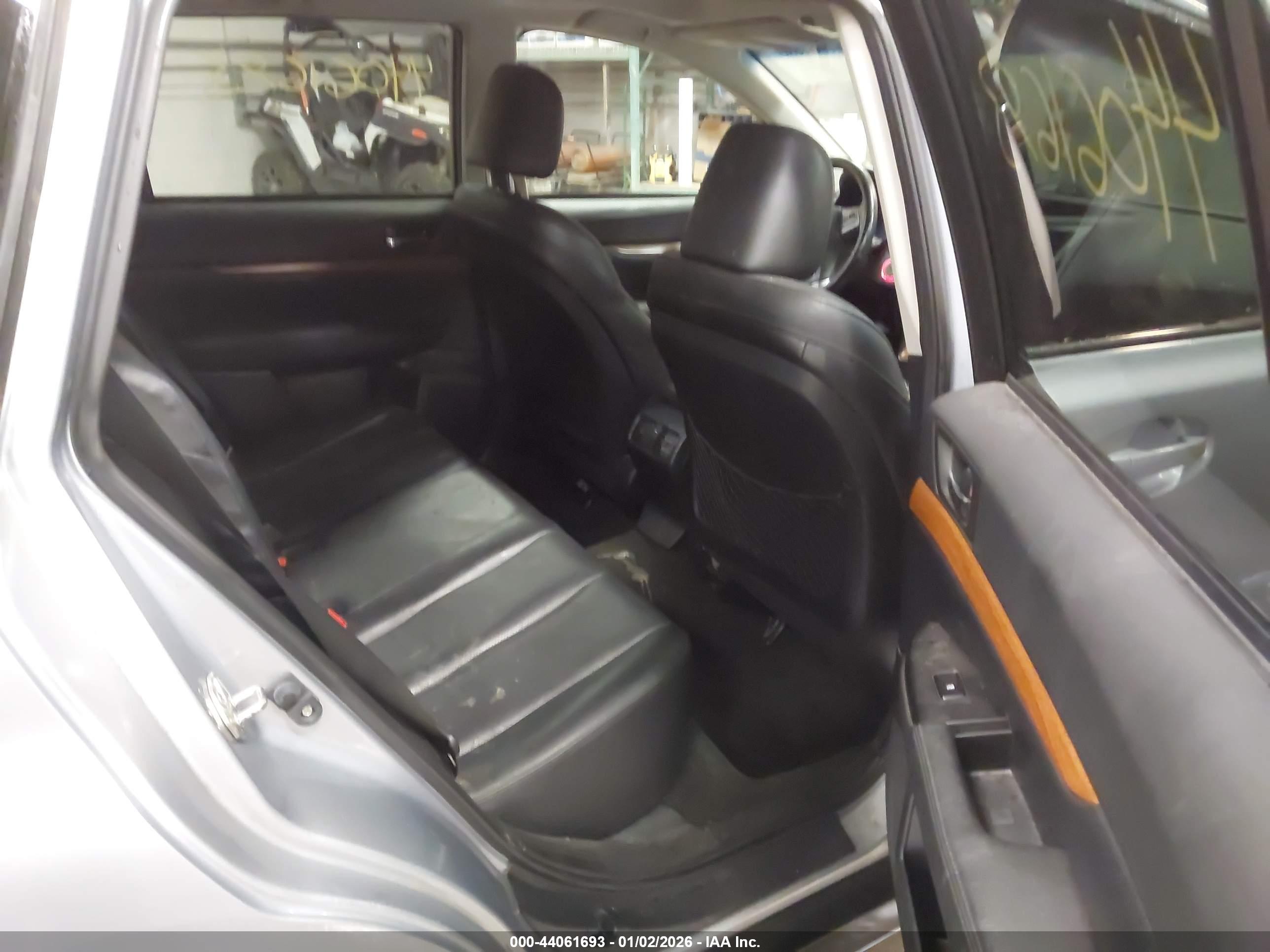 SUBARU OUTBACK image 8