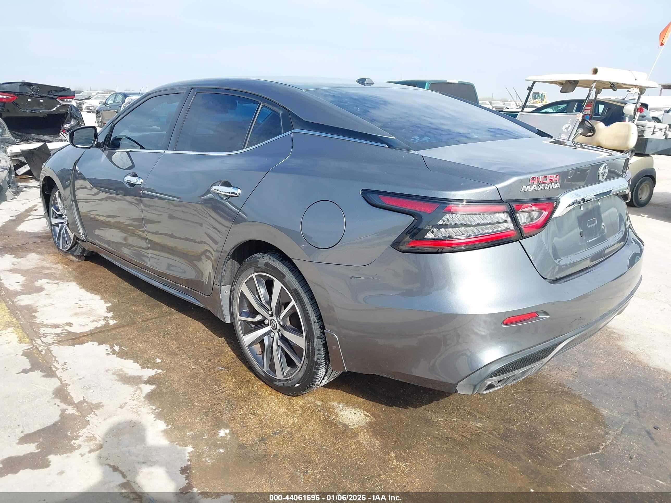 NISSAN MAXIMA image 3