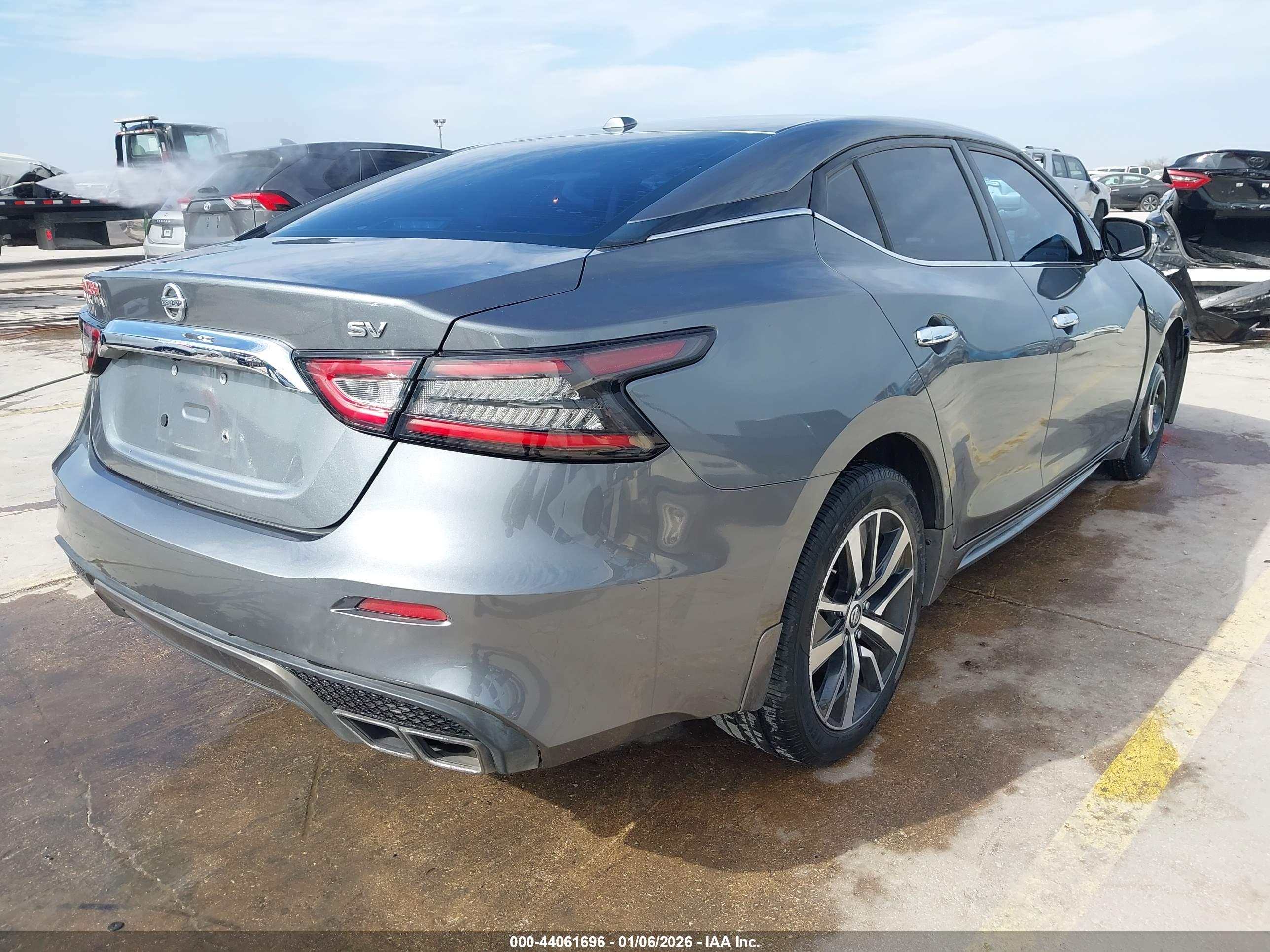 NISSAN MAXIMA image 4