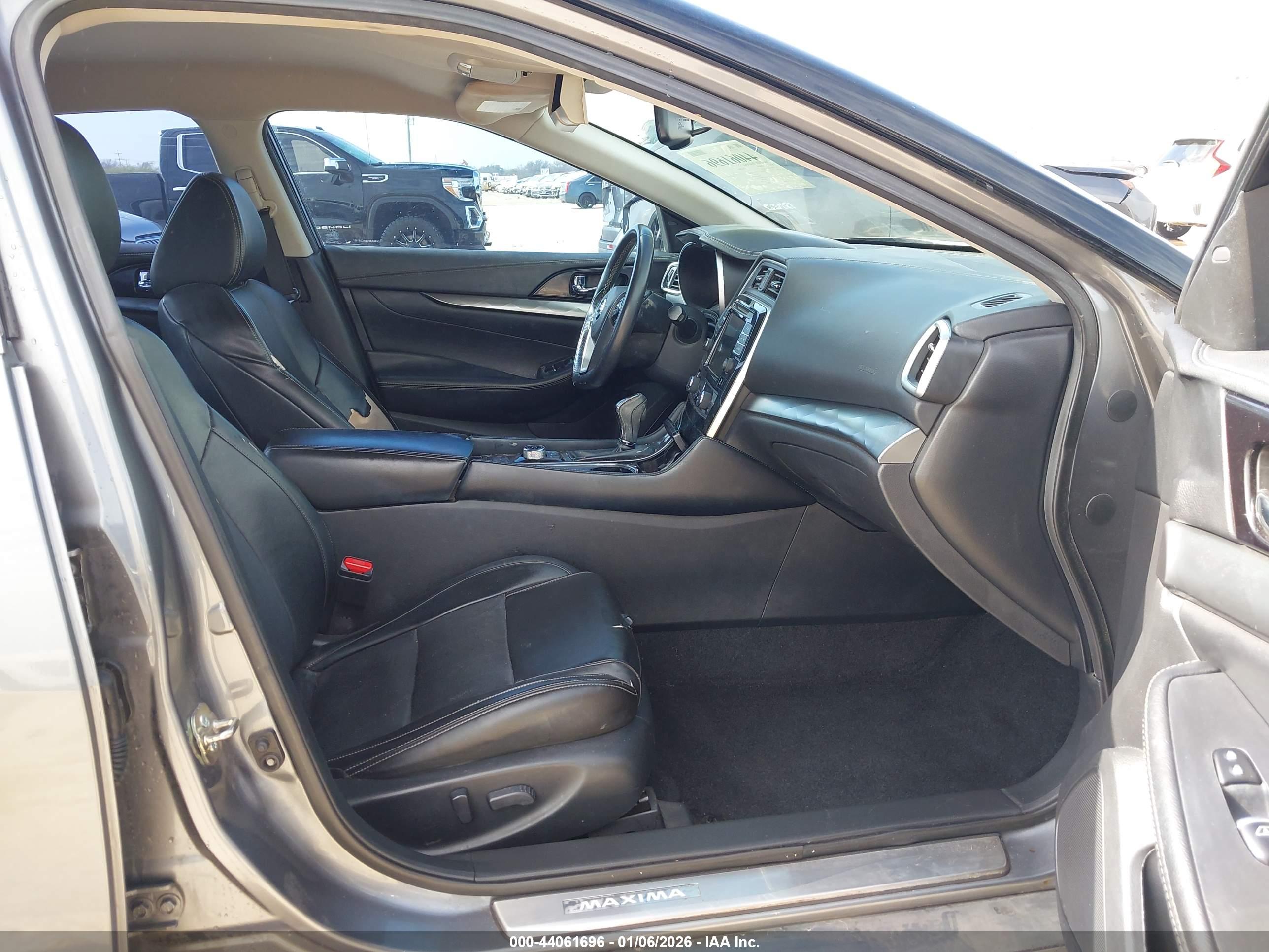 NISSAN MAXIMA image 5